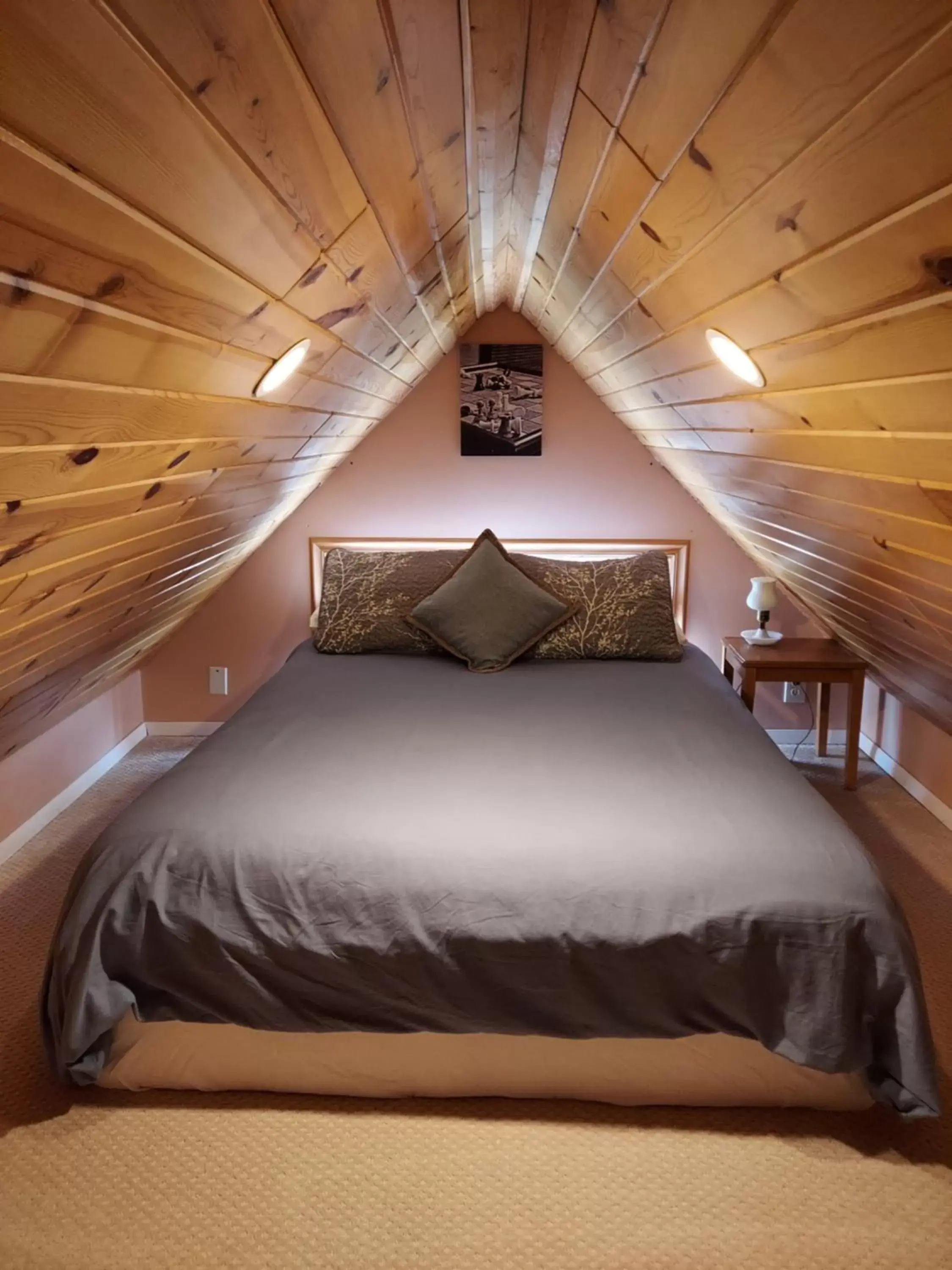 Bed in The Fresh Coast Inn at Ludington Bed in The Fresh Coast Inn at Ludington