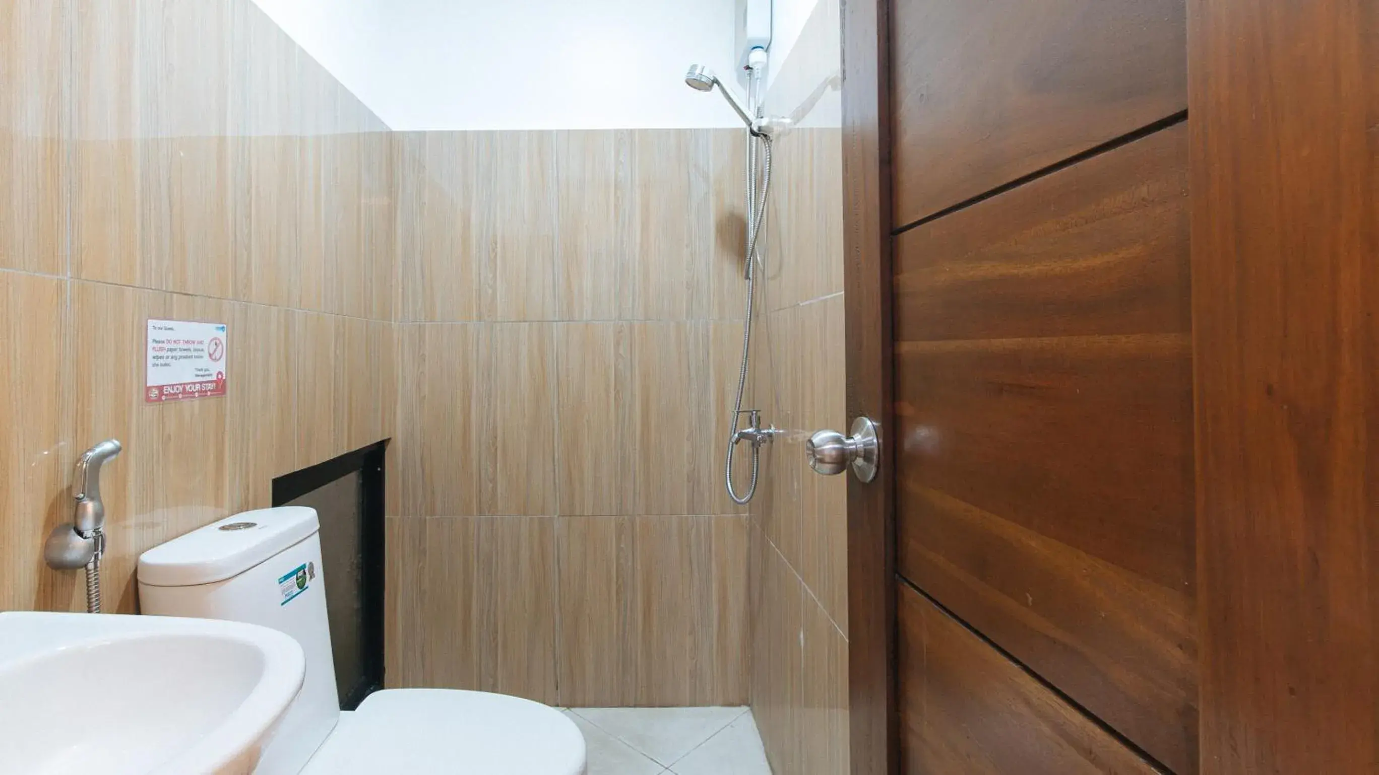 Toilet, Bathroom in RedDoorz @ DBuilders Ph1 Taguig