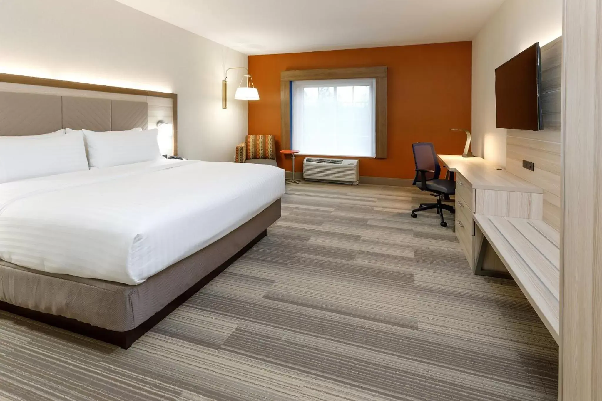 Photo of the whole room, Bed in Holiday Inn Express & Suites - Sturbridge, an IHG Hotel