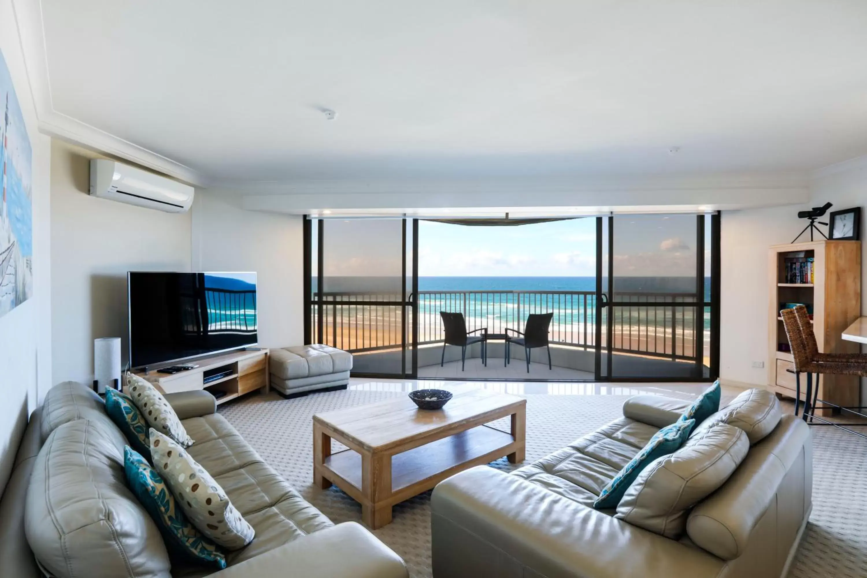 TV and multimedia, Seating Area in The Breakers