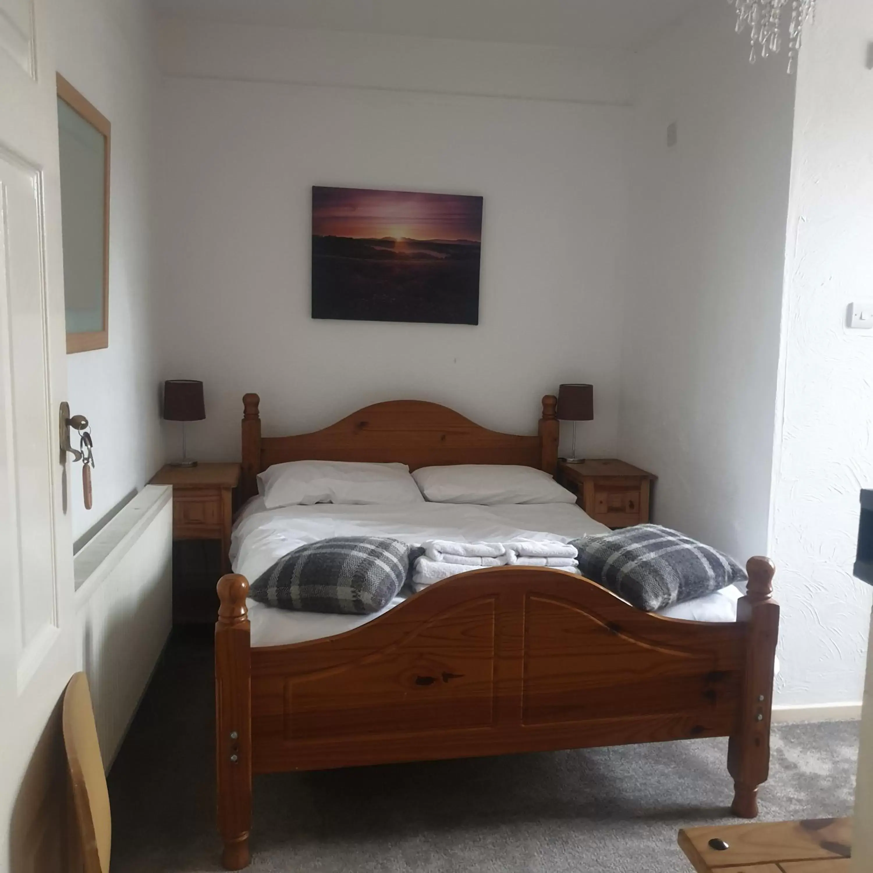 Photo of the whole room, Bed in THE WHEATSHEAF INN