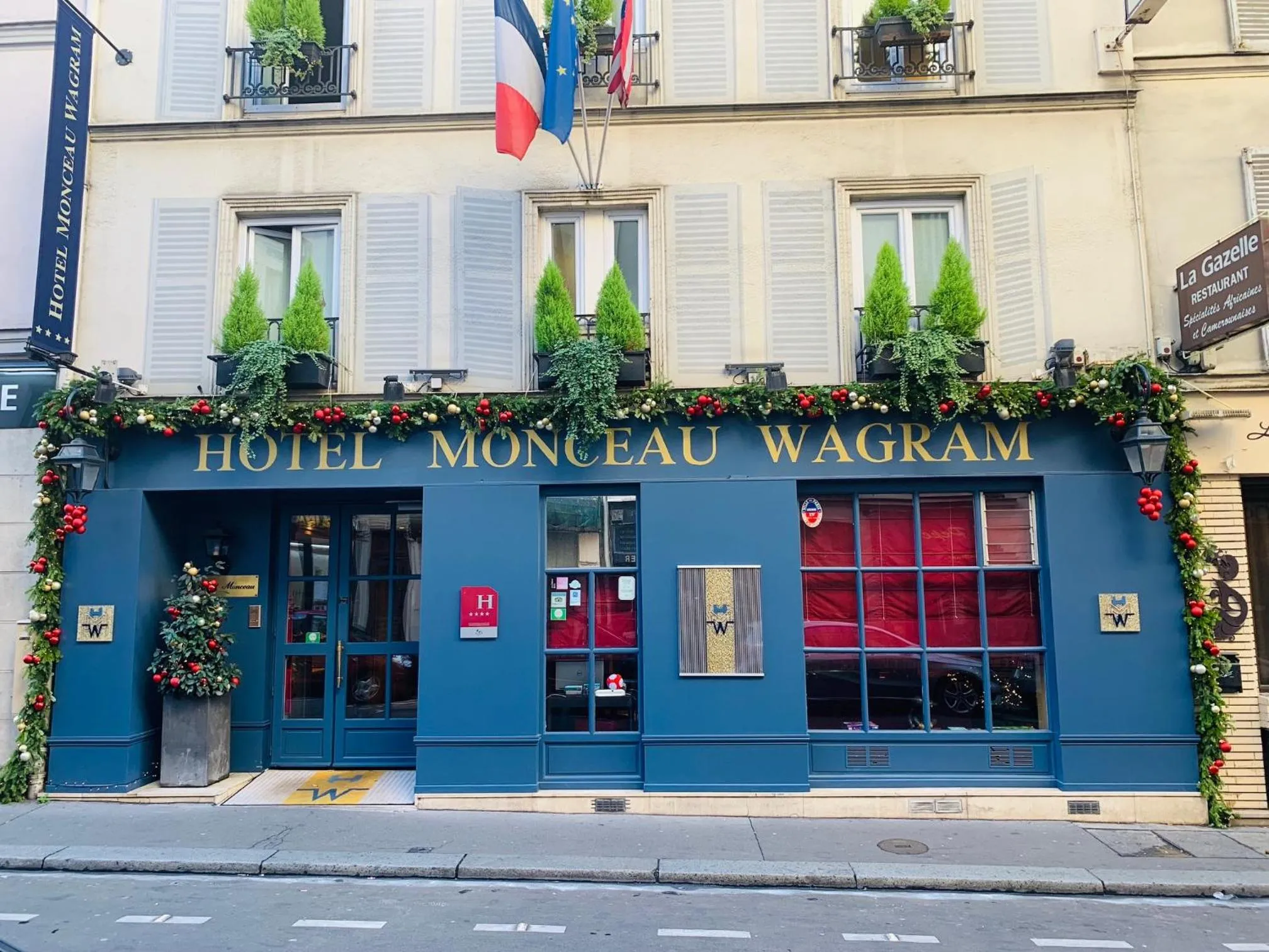 Facade/entrance in Hotel Monceau Wagram