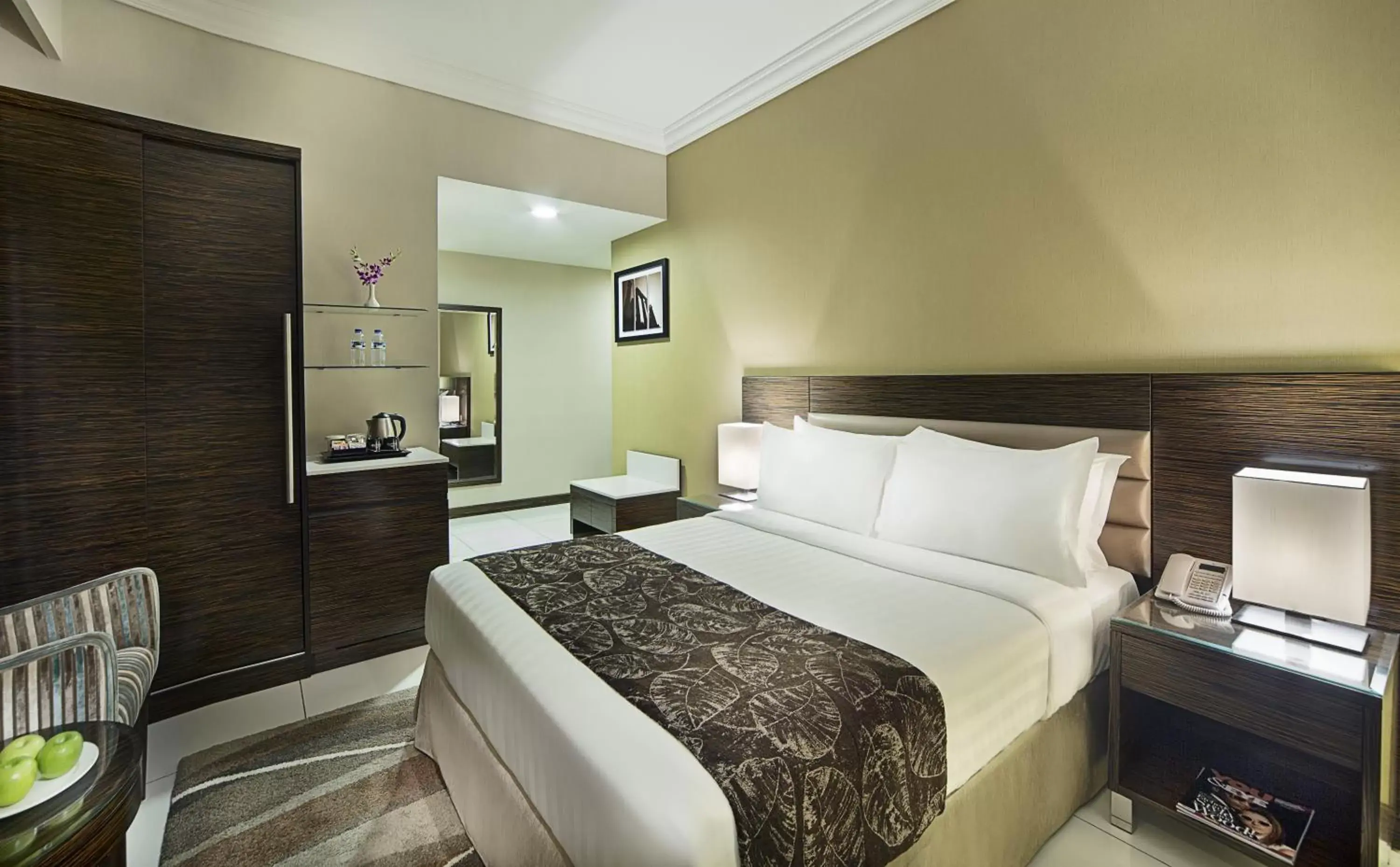 Bedroom, Bed in Gateway Hotel