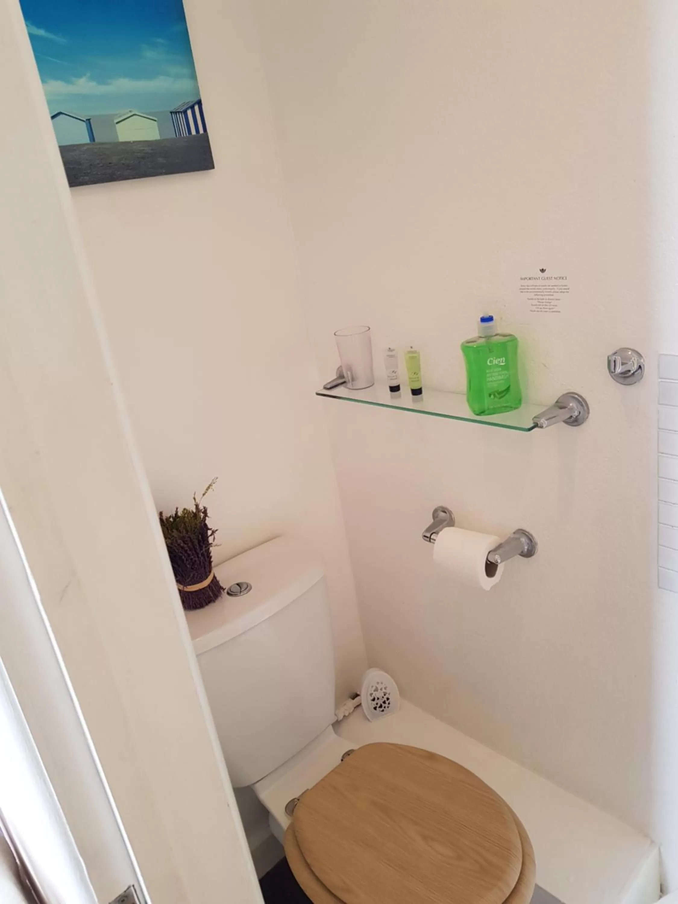 Bathroom in Lyndale Guest House