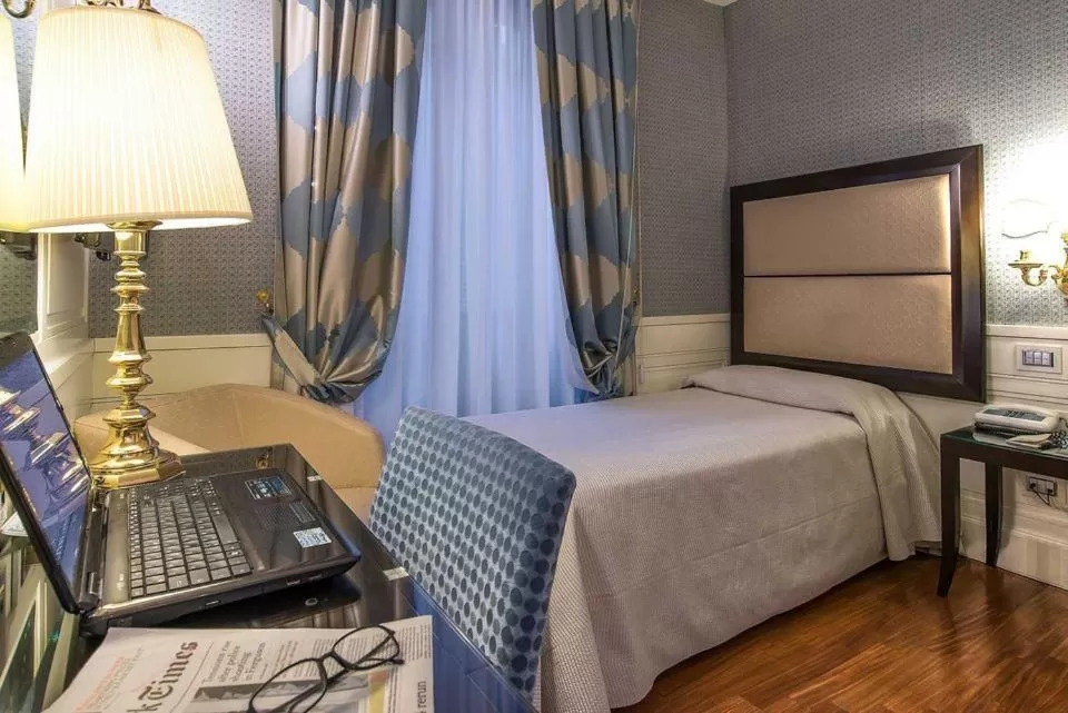 Bedroom, Bed in Albergo del Senato