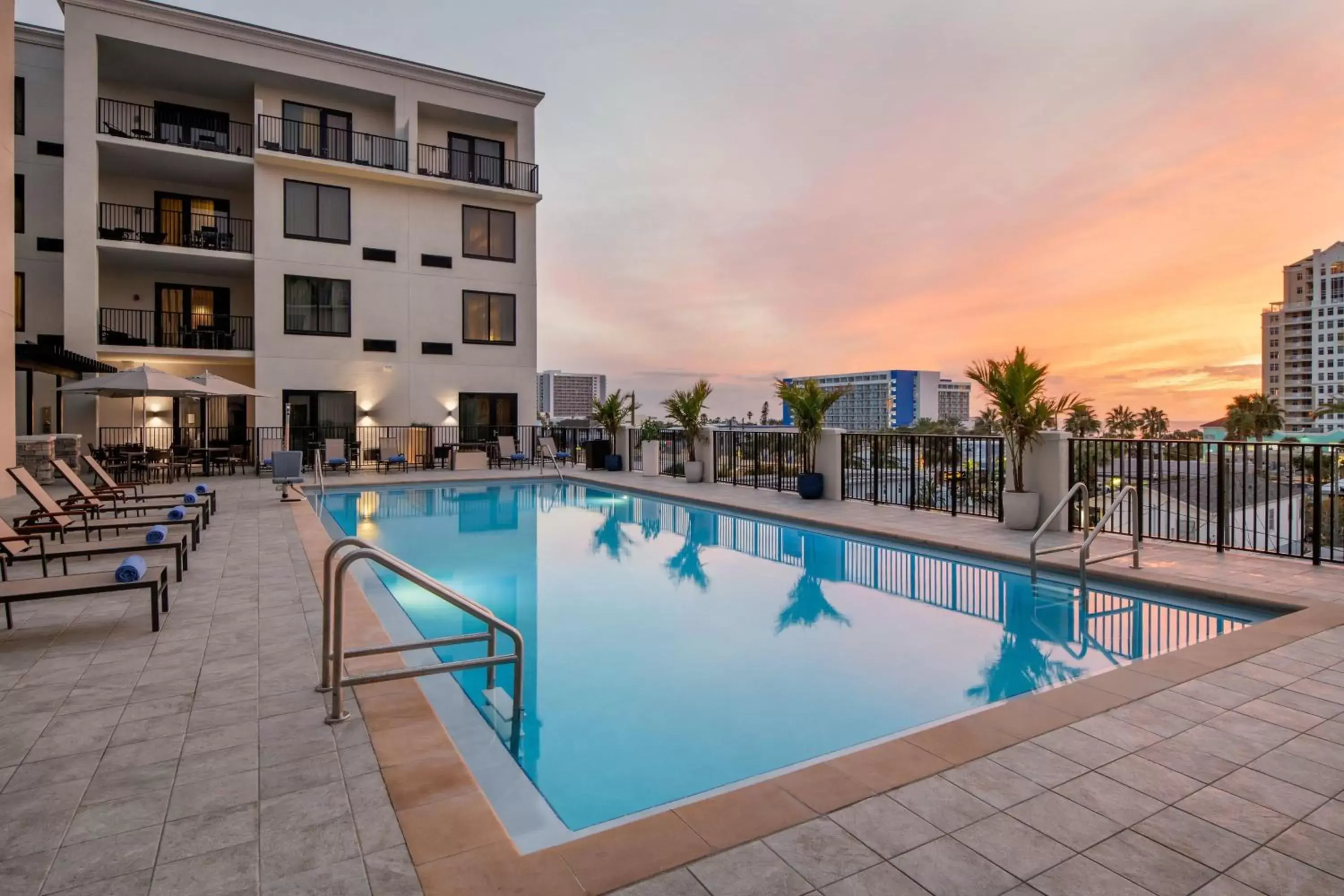 Property building, Swimming Pool in Courtyard by Marriott Clearwater Beach