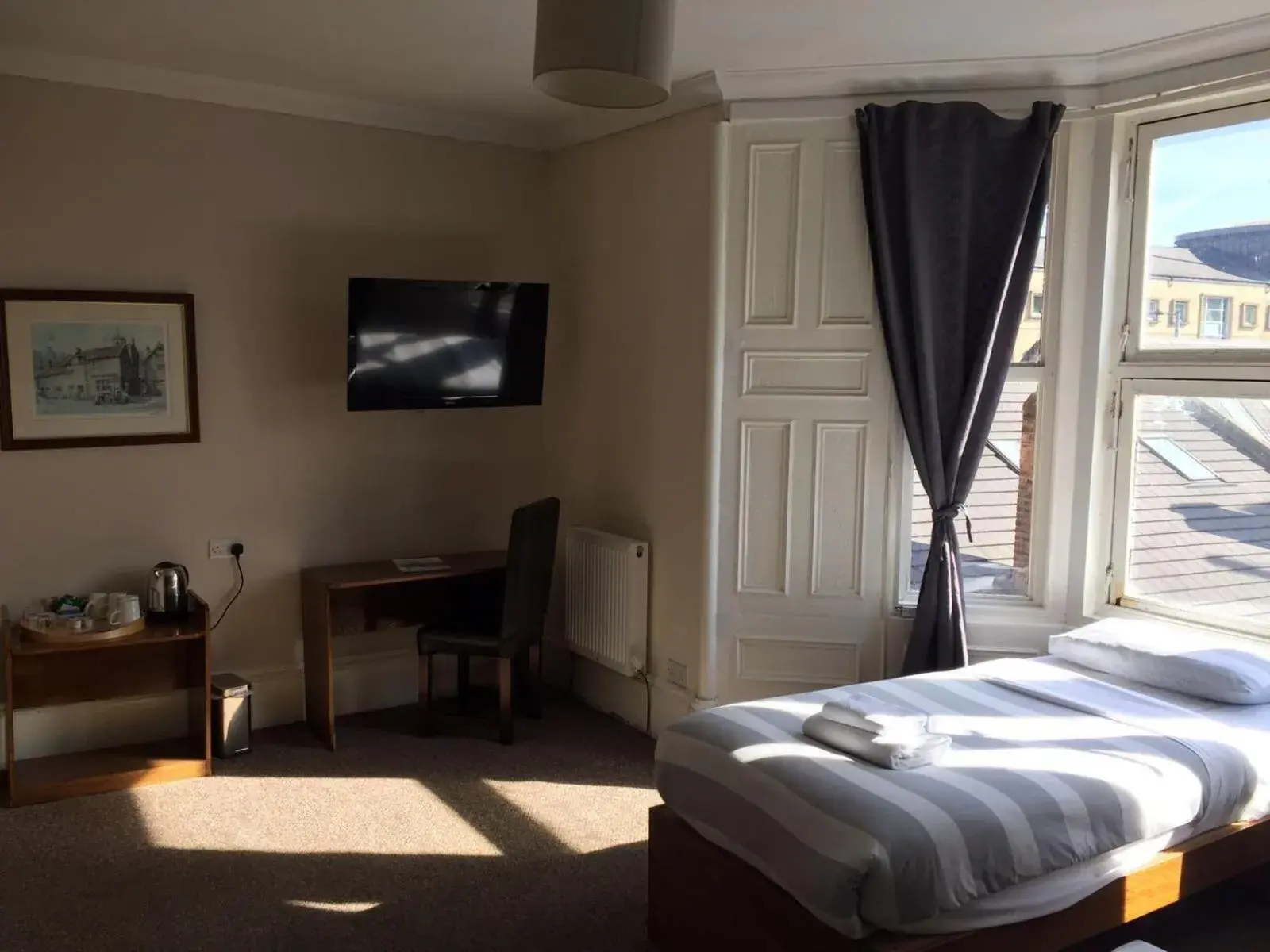 Photo of the whole room, Bed in Glasgow House