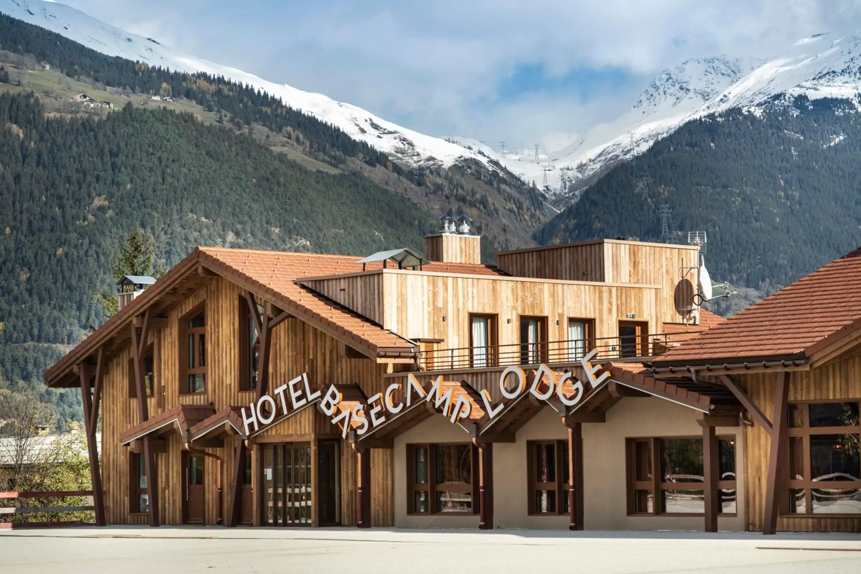 Facade/entrance, Property Building in Hotel Base Camp Lodge - Bourg Saint Maurice