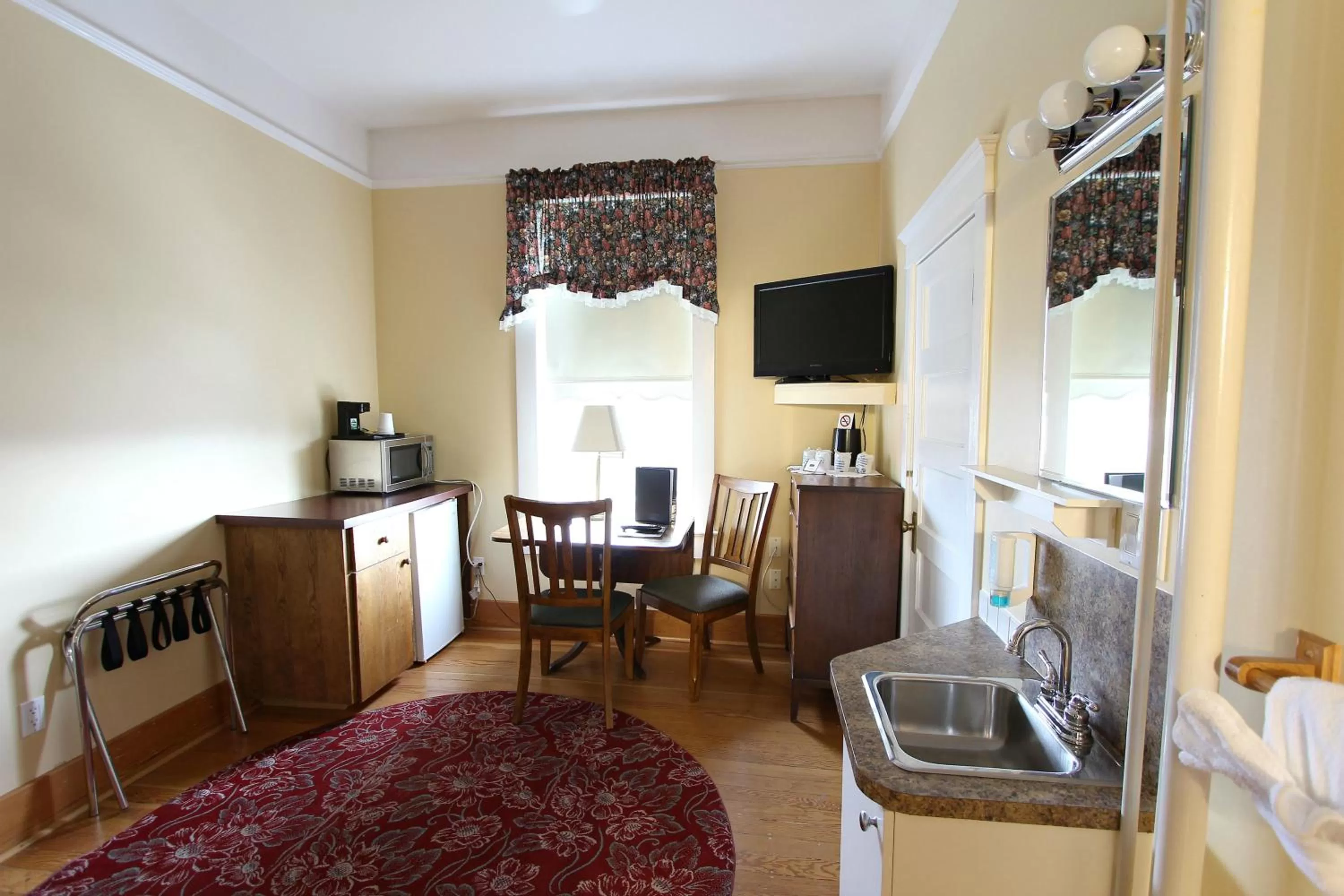 Bed, Seating Area in Royal Hotel Chilliwack