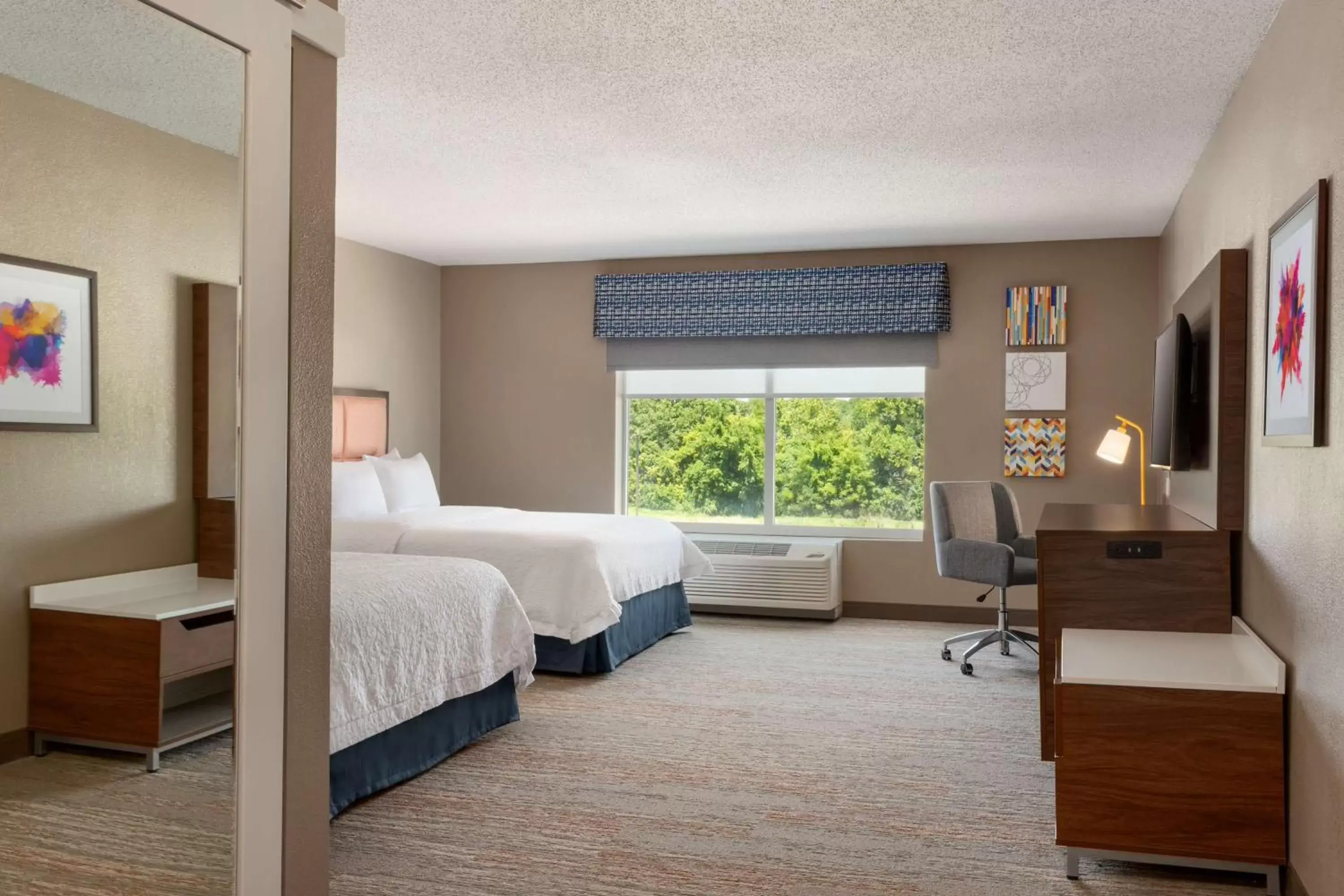 Bedroom in Hampton Inn St. Louis-Columbia