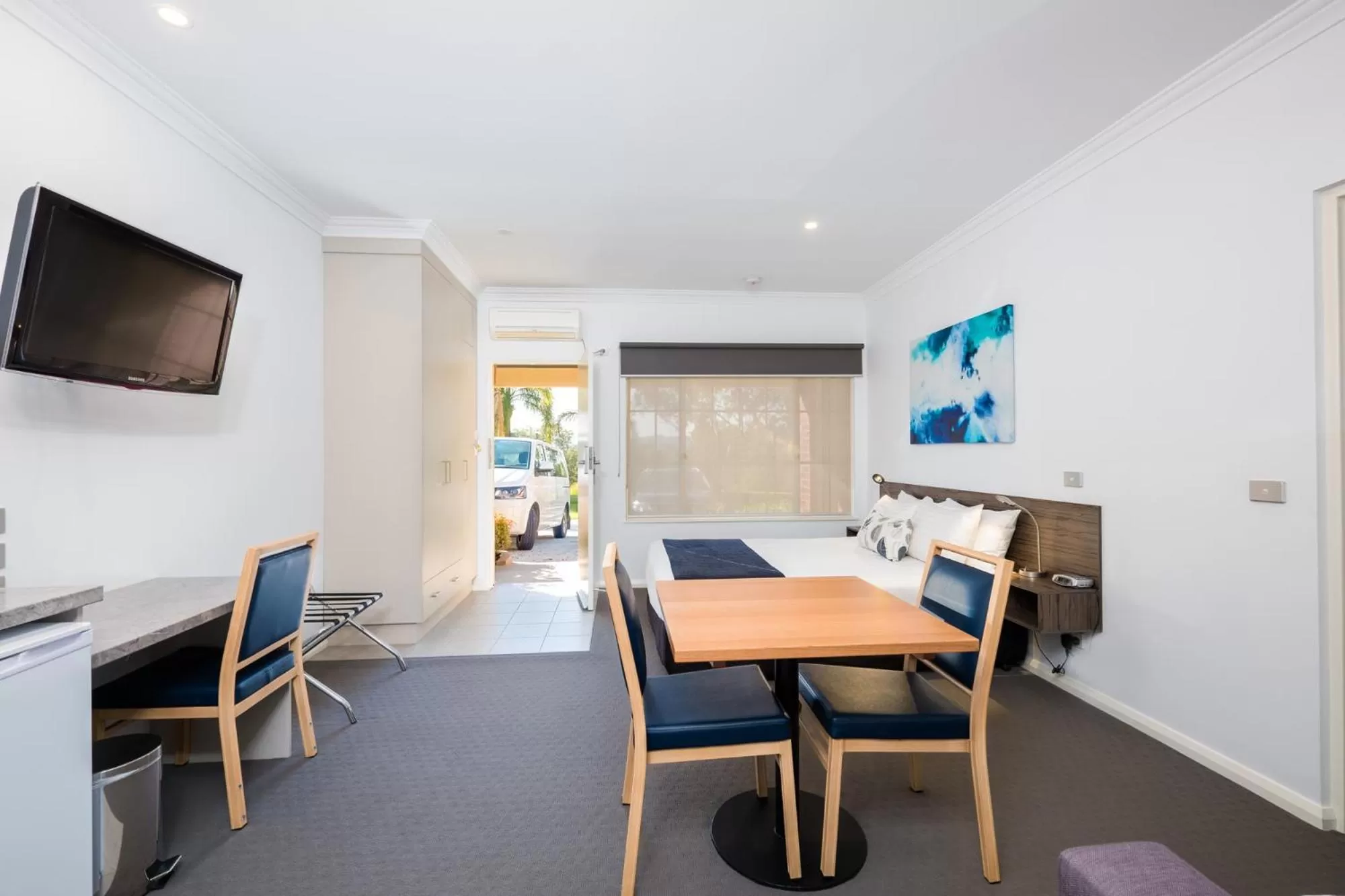 Dining area, Bed in Commercial Golf Resort