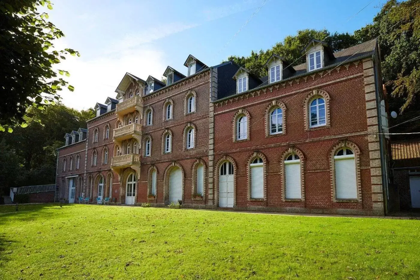 Property building in The Originals Hôtel Le Cise Restaurant Chambres et Suites Property building in The Originals Hôtel Le Cise Restaurant Chambres et Suites