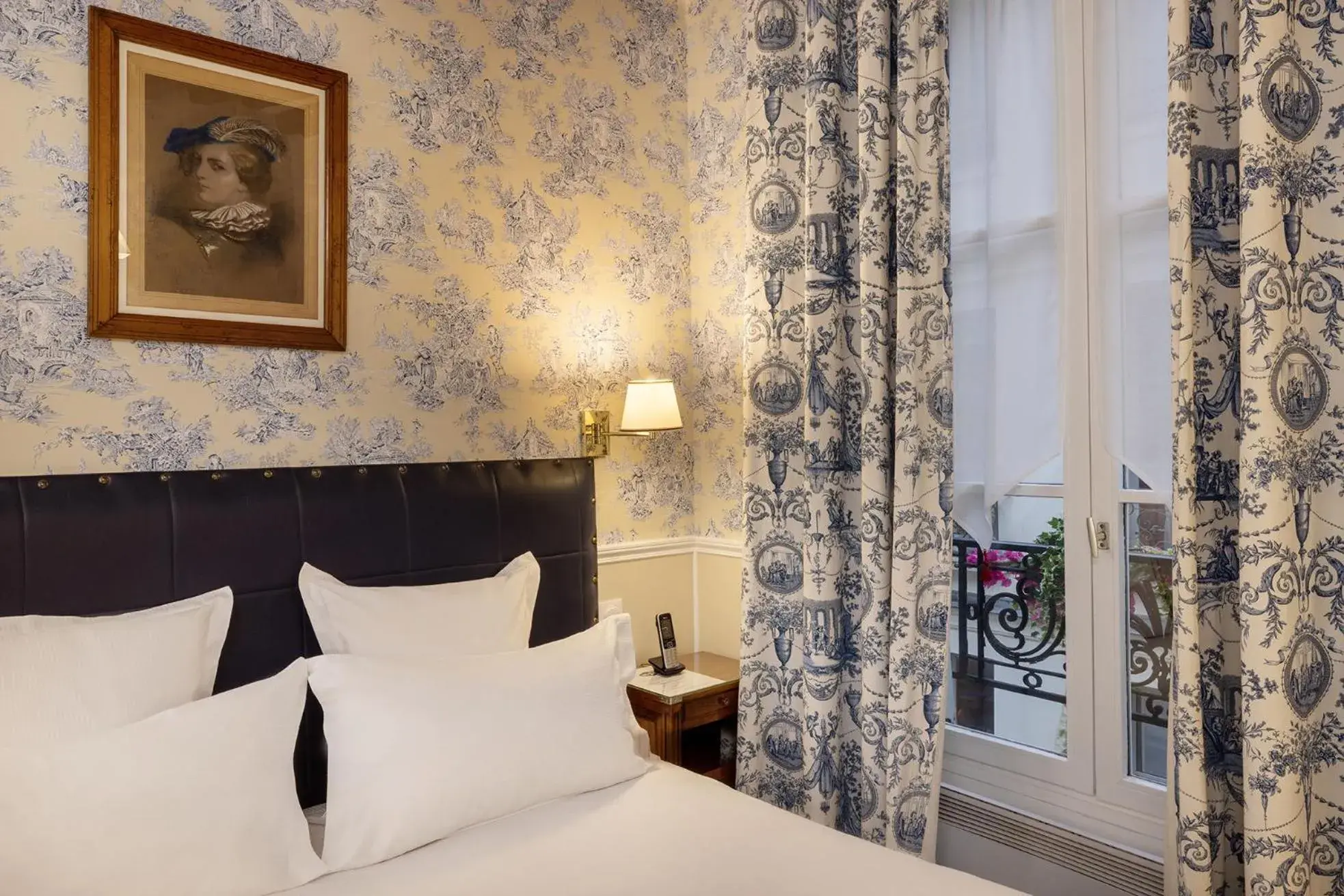 Bed in Relais Hôtel du Vieux Paris