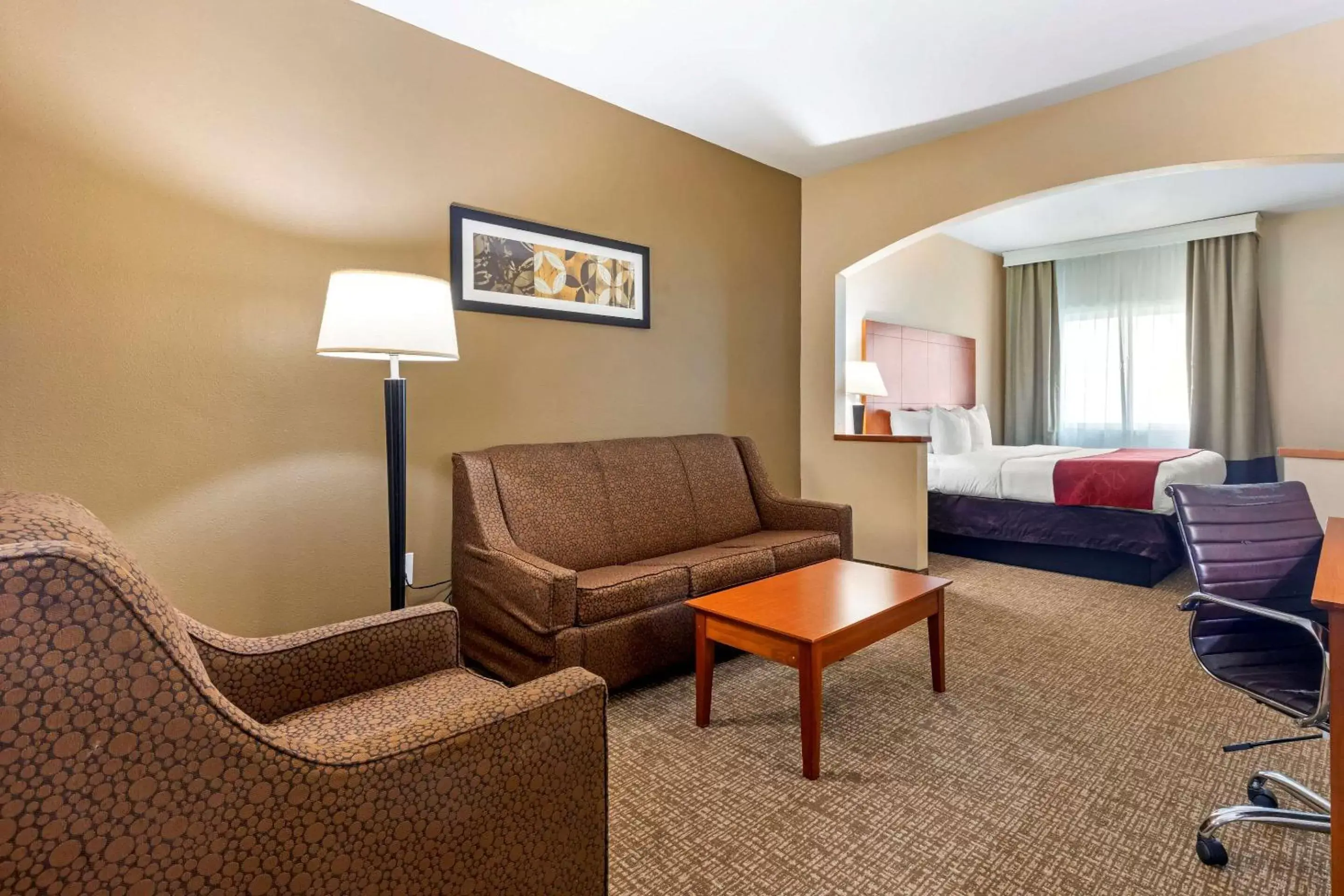 Photo of the whole room, Seating Area in Comfort Suites North Dallas