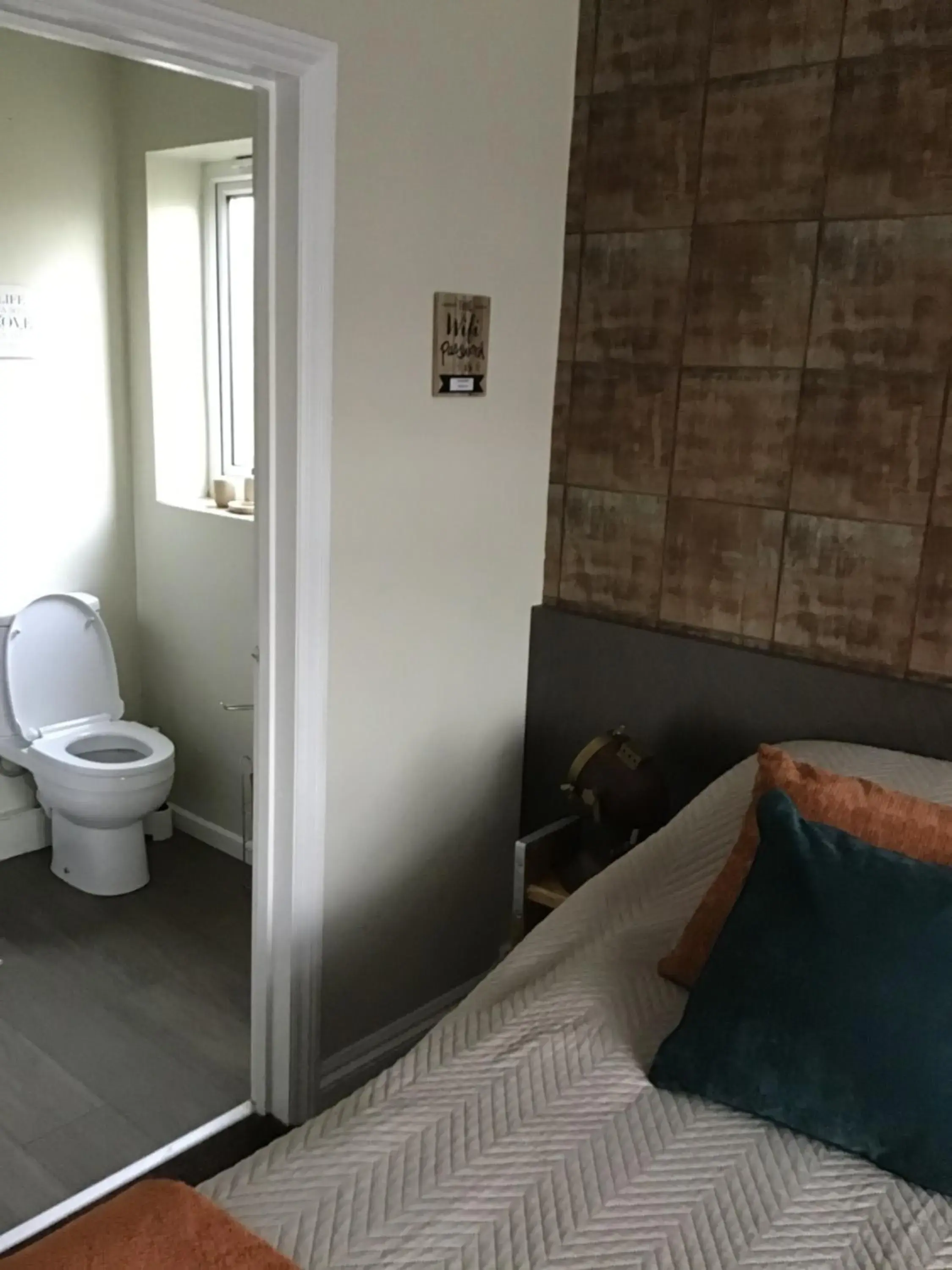 Bathroom, Bed in Little Lodge Walcote Lutterworth