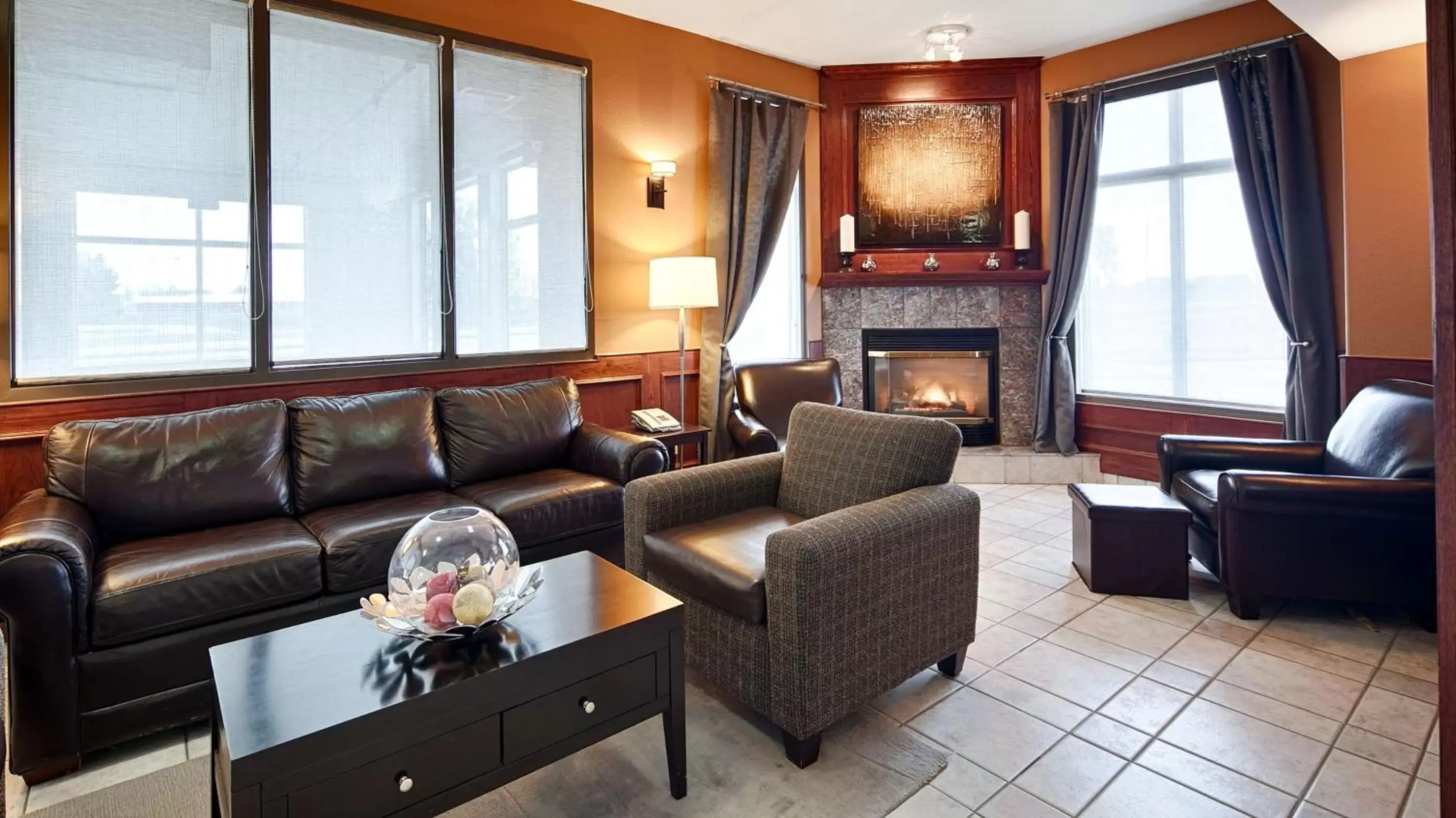 Lobby or reception, Seating Area in Best Western Strathmore Inn