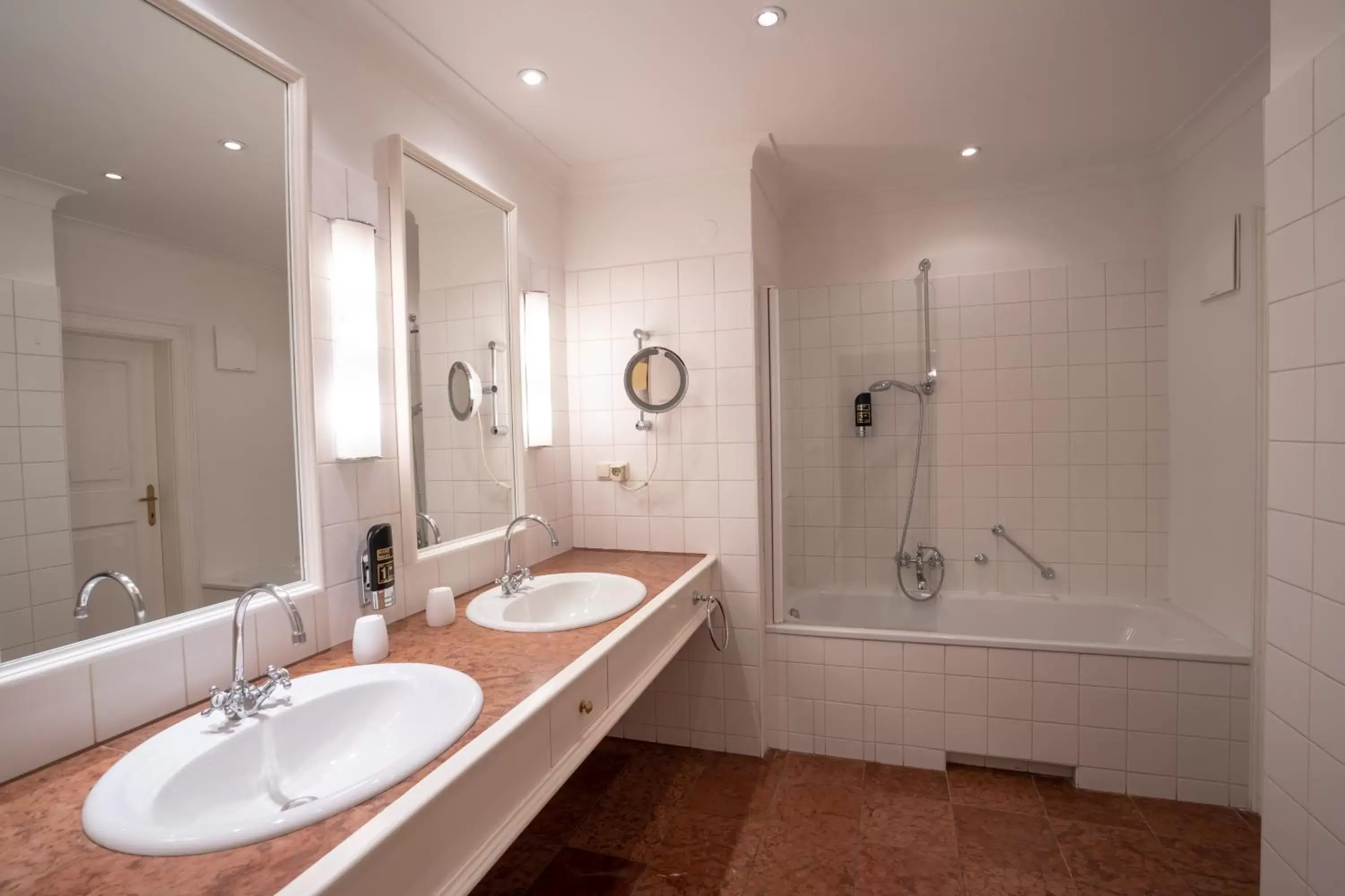 Bathroom in Schlosswirt zu Anif - Hotel und Restaurant