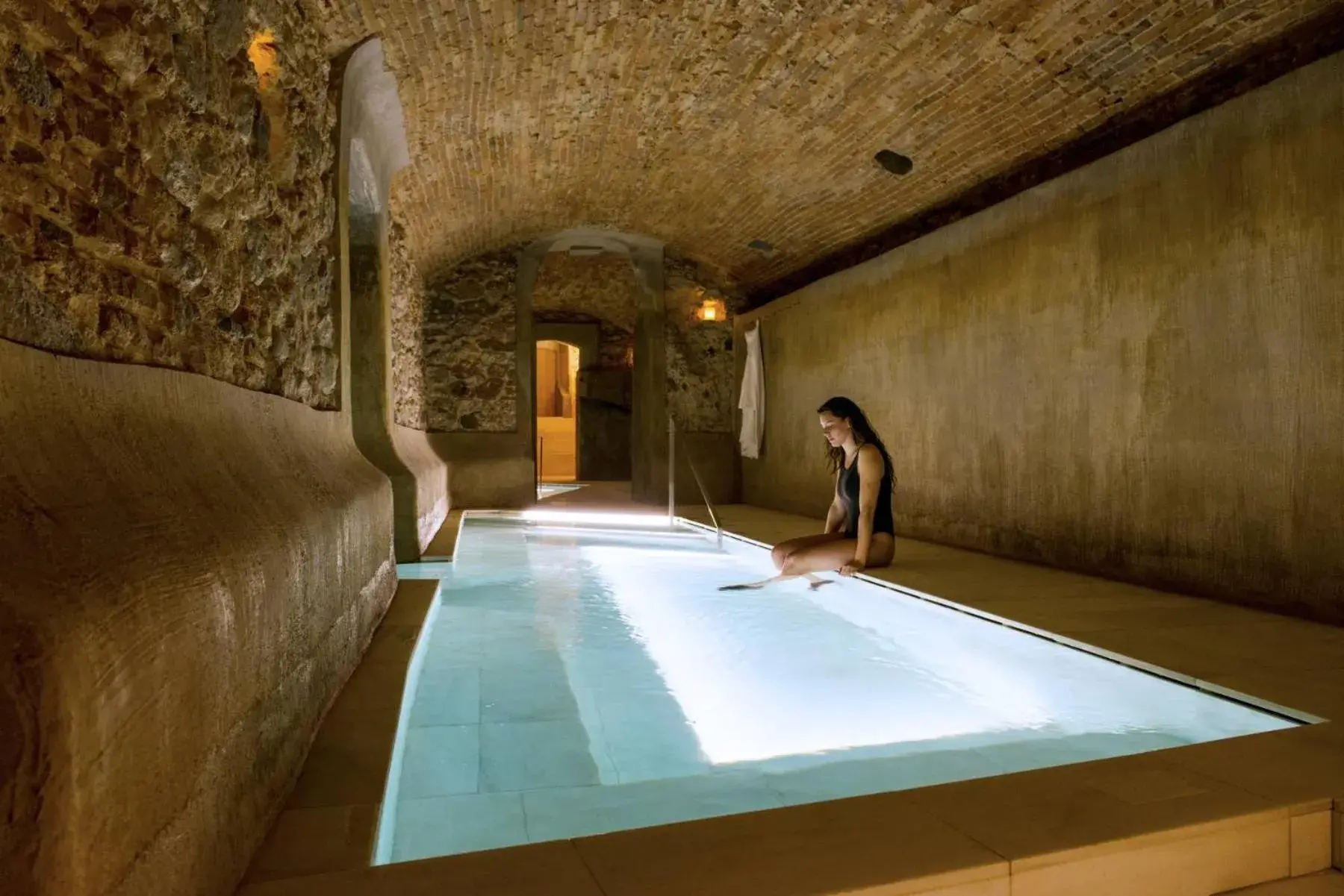 Hot Spring Bath, Swimming Pool in Balneari Termes Victoria