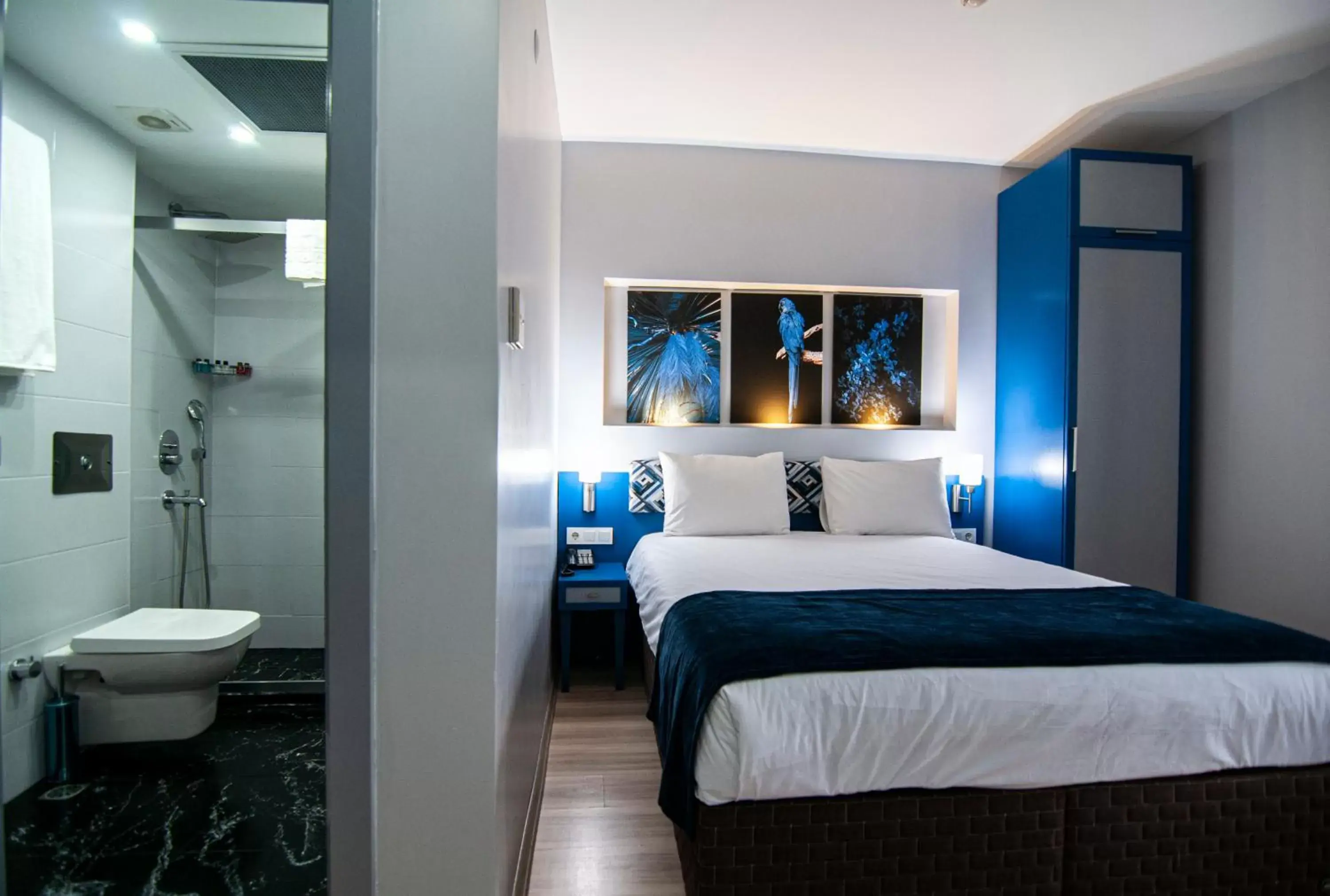 Toilet, Bed in Lapis Inn Hotel & Spa ( Ex. Ambassador Hotel)
