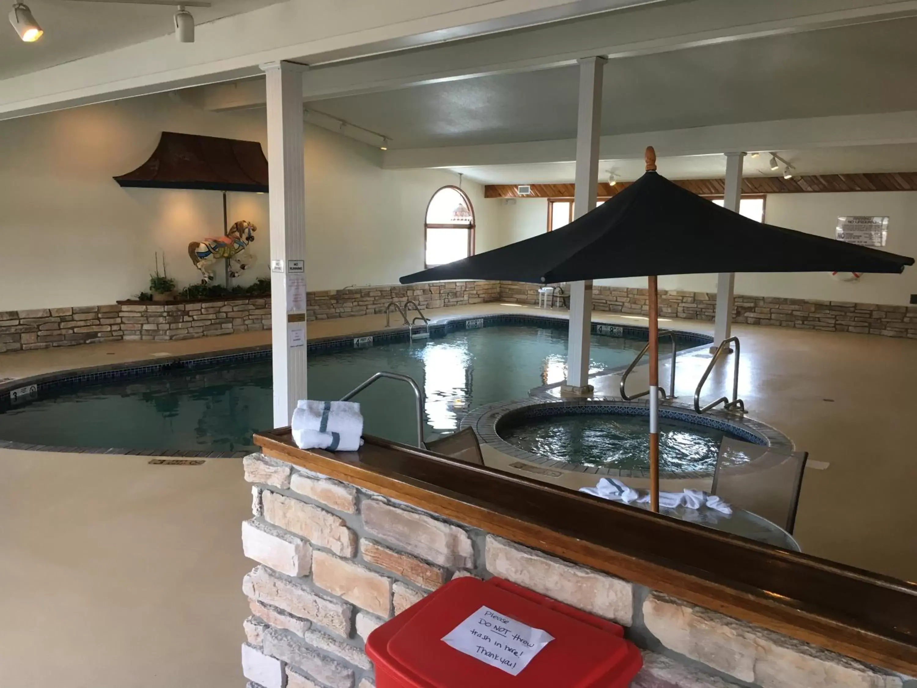 Swimming Pool in Landmark Motor Inn