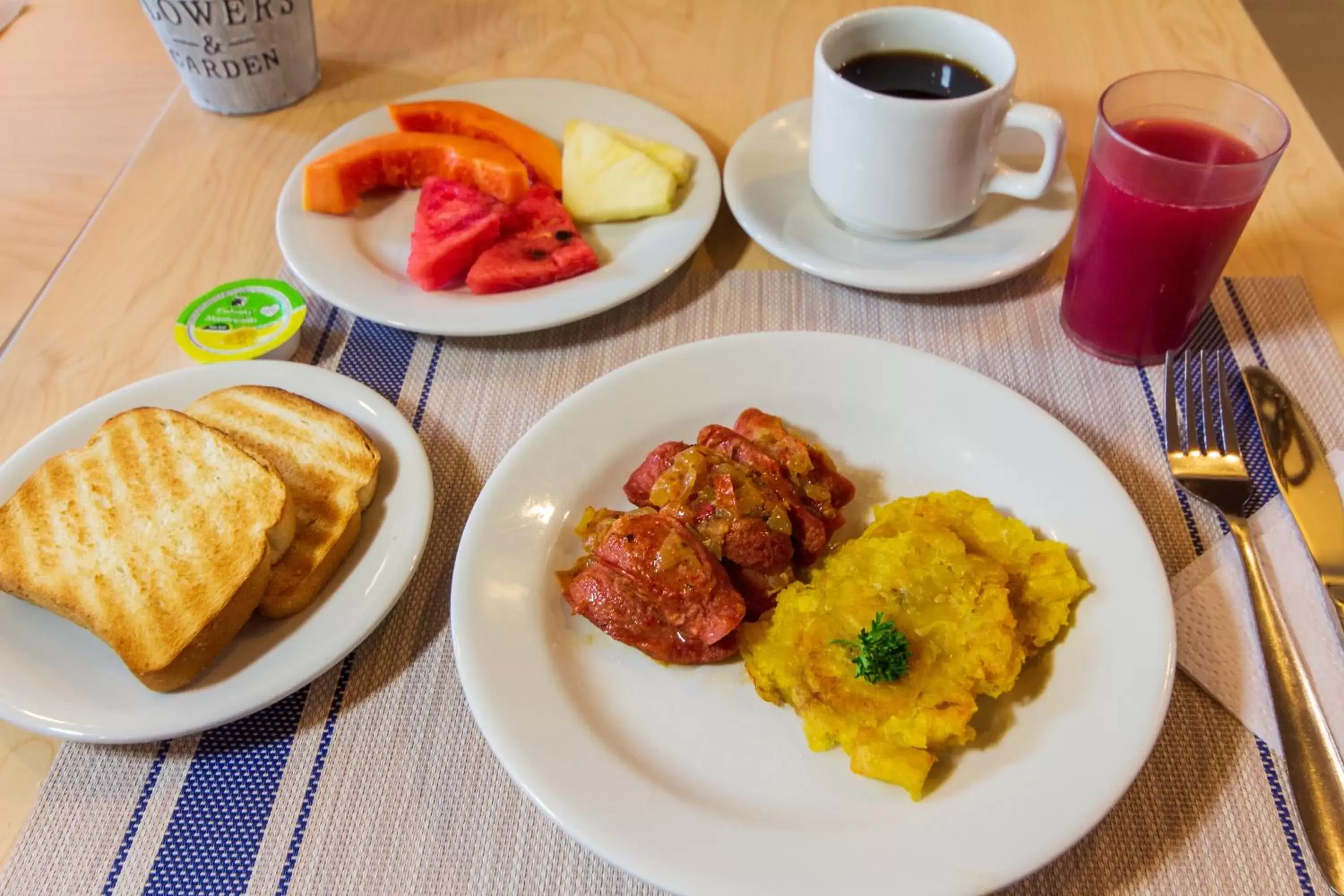 Food and drinks, Breakfast in Azuán Suites Hotel By GEH Suites