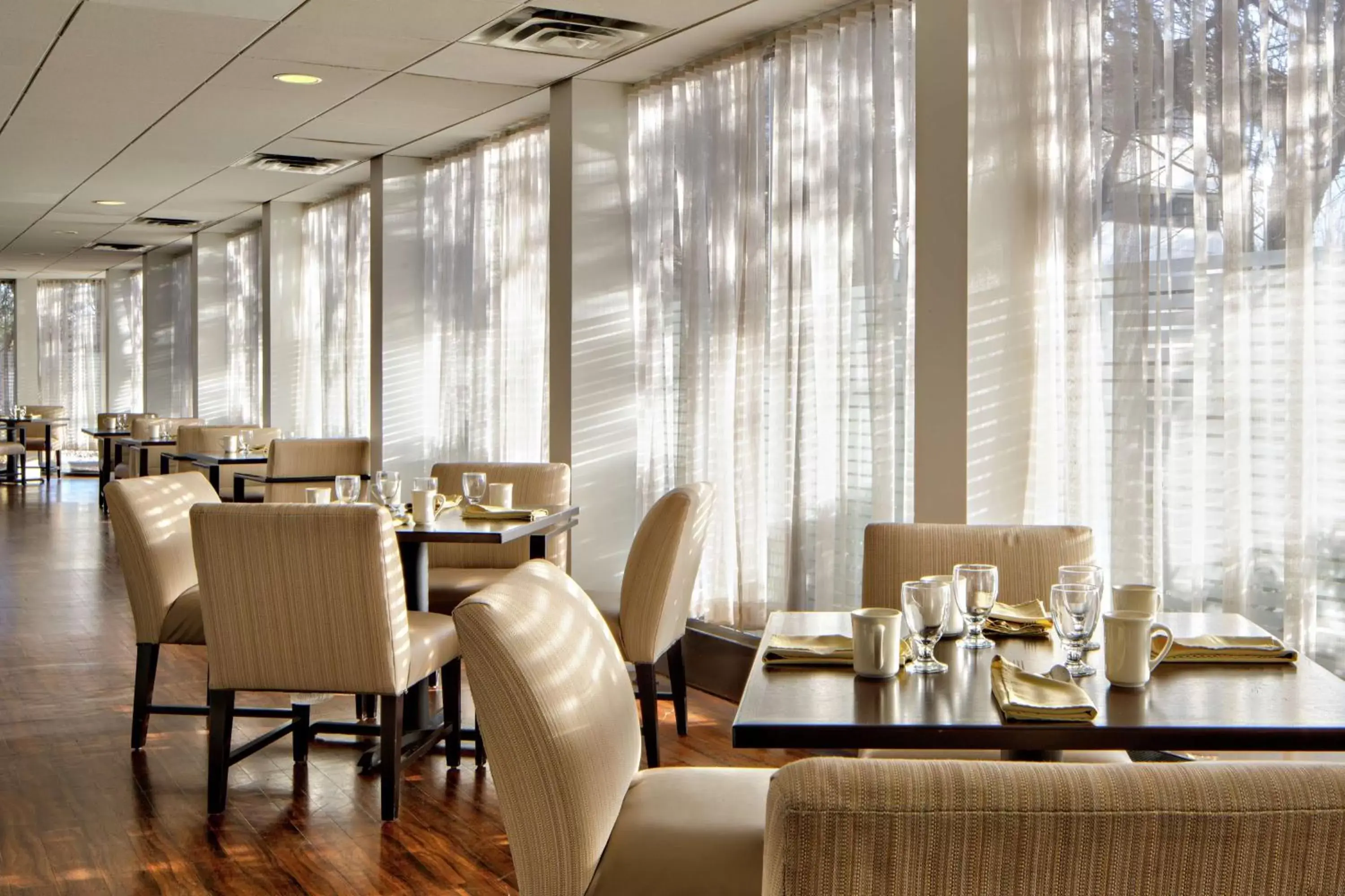 Restaurant/Places to Eat in DoubleTree by Hilton Fairfield Hotel & Suites