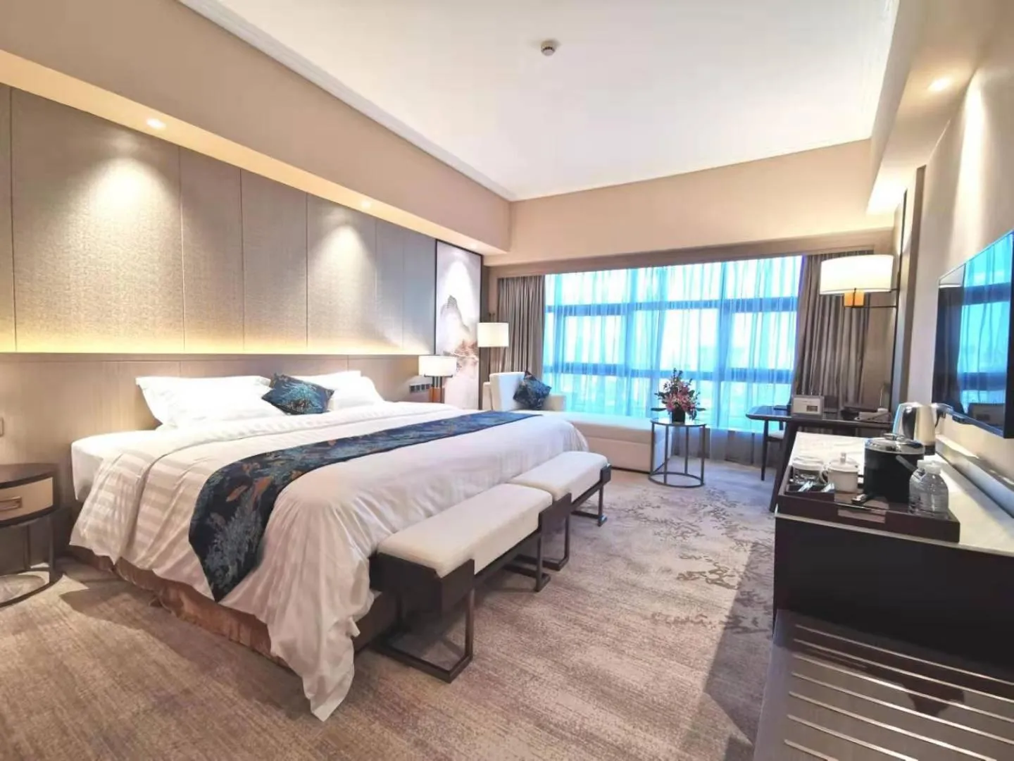 Photo of the whole room, Bed in Jin Jiang Pine City Hotel