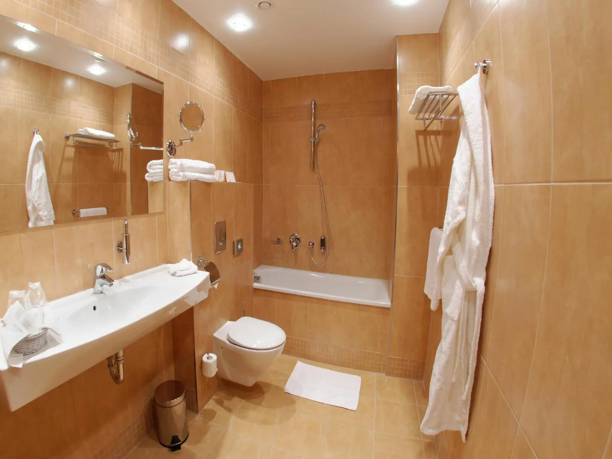 Shower, Bathroom in EA Hotel Sonata