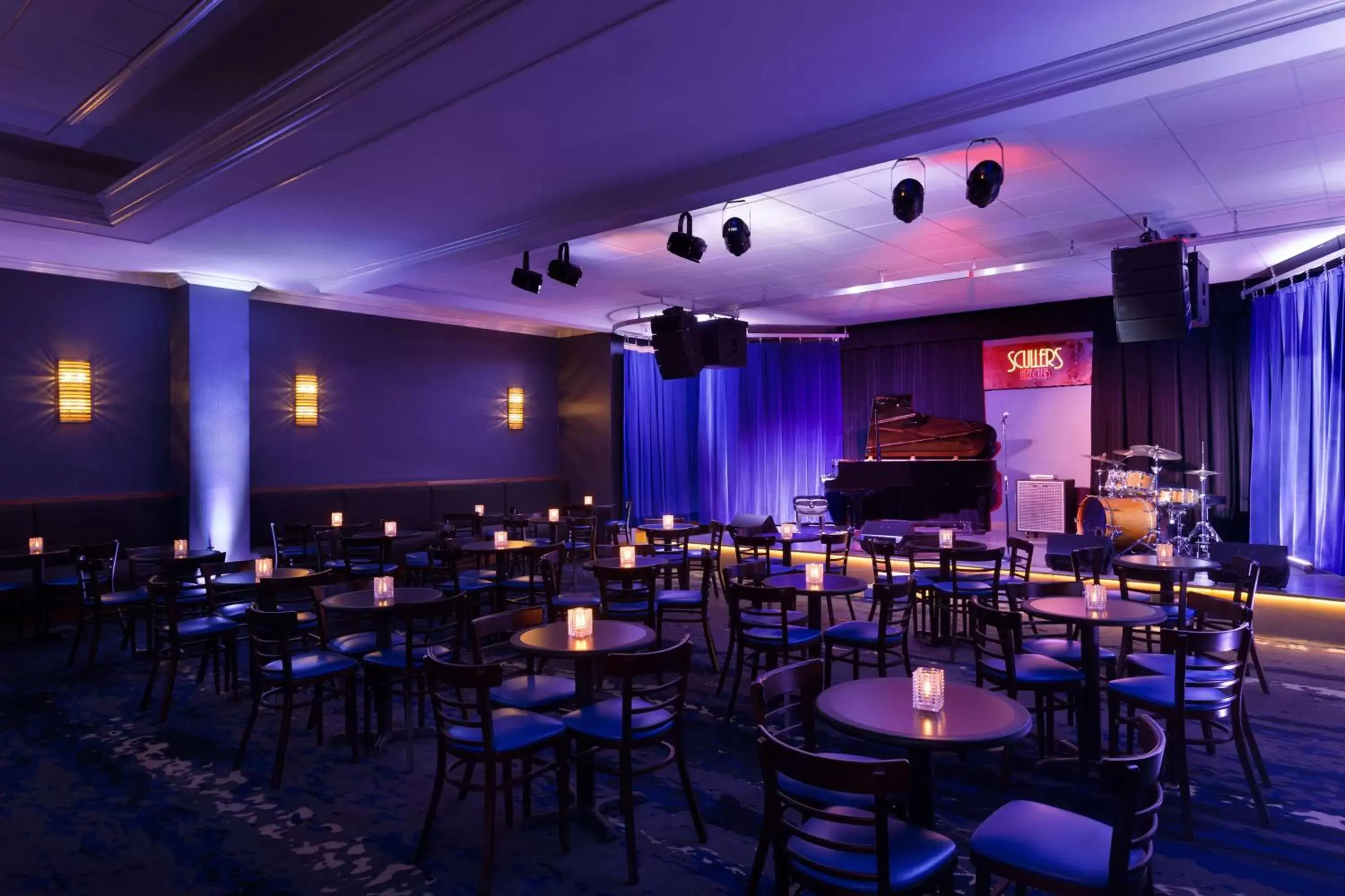 Lounge or bar in DoubleTree Suites by Hilton Hotel Boston - Cambridge Lounge or bar in DoubleTree Suites by Hilton Hotel Boston - Cambridge