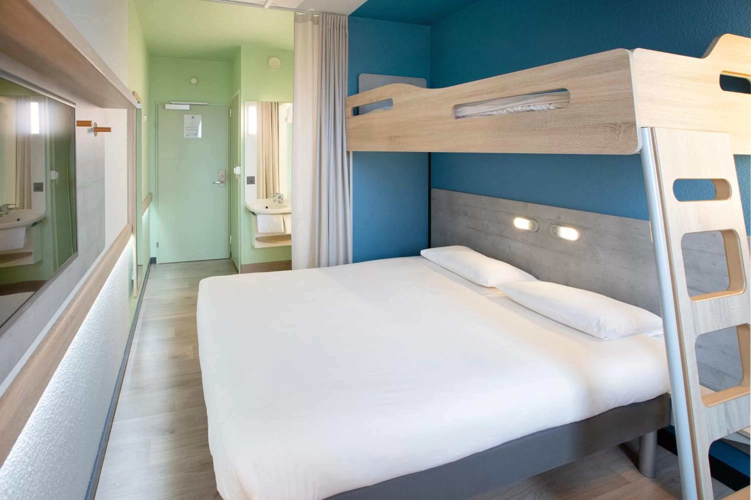Photo of the whole room, Bed in ibis budget Genève Aéroport