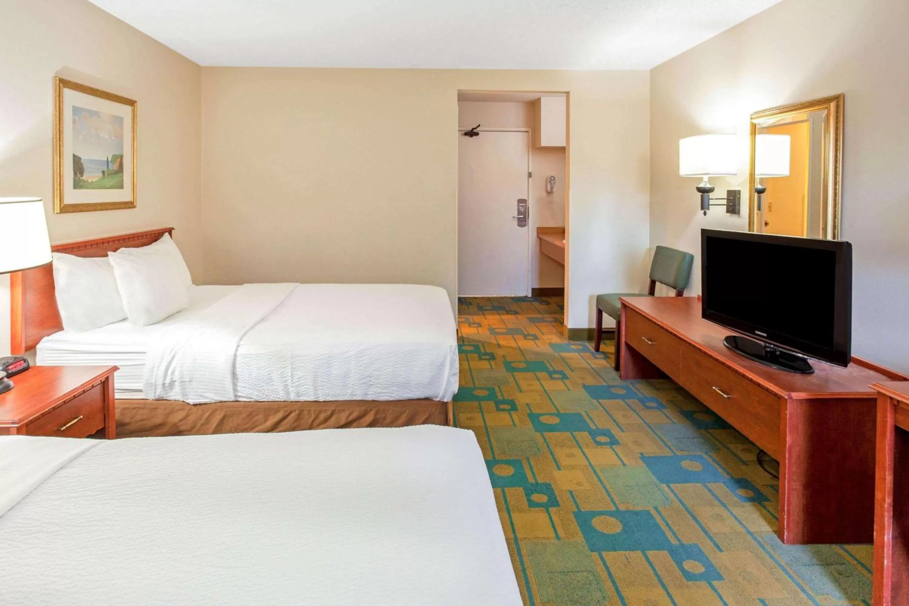 Photo of the whole room, Bed in La Quinta Inn by Wyndham Milwaukee Airport / Oak Creek