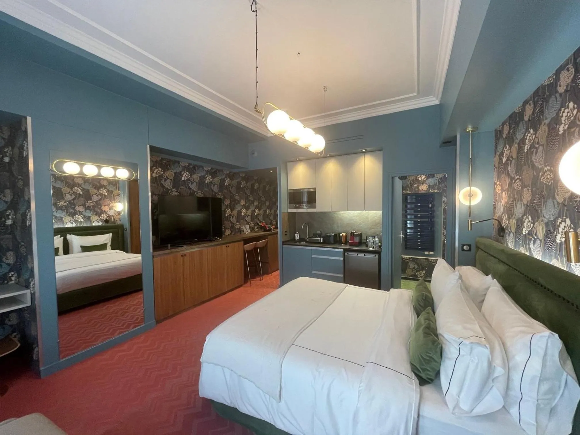 Photo of the whole room, Bed in Hotel 33 Marbeuf