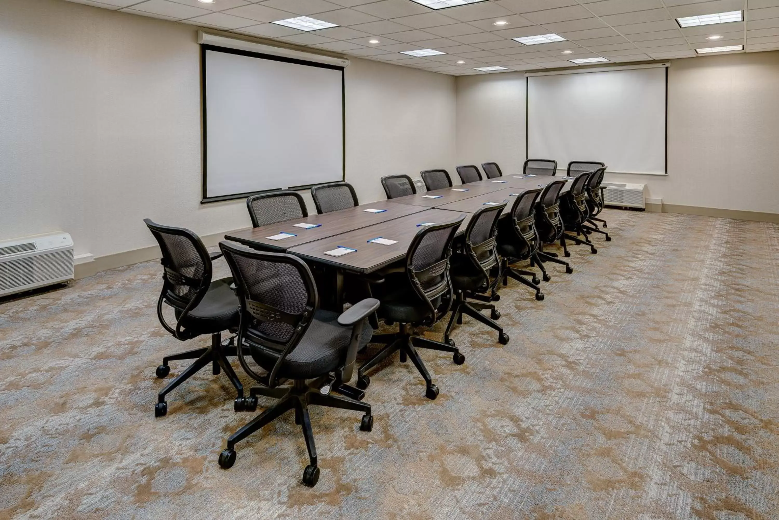Meeting/conference room in Holiday Inn East Windsor, an IHG Hotel