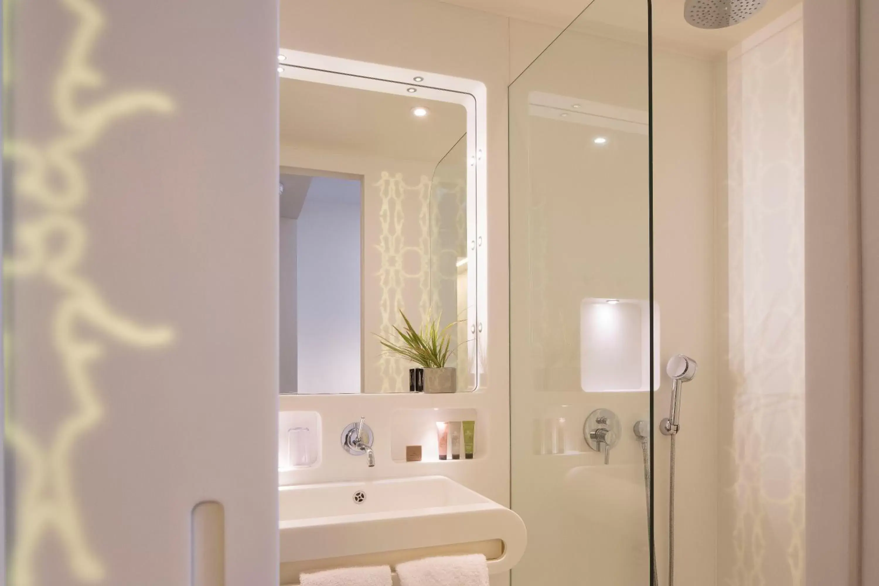 Bathroom in Hôtel Gabriel Paris