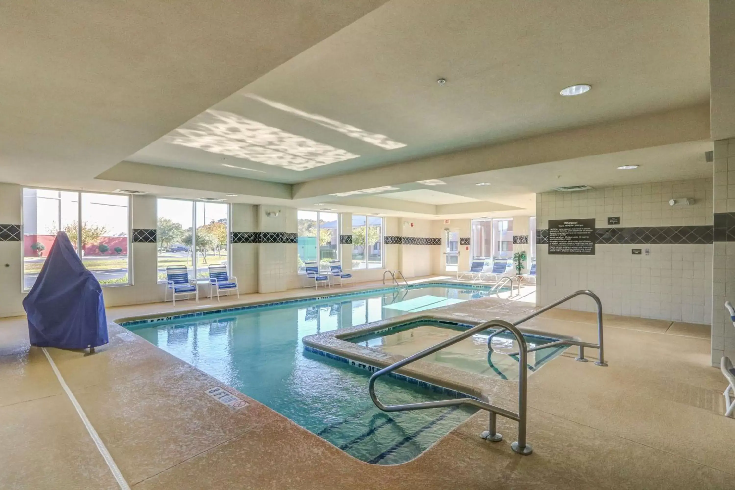 Pool view, Swimming Pool in Hampton Inn & Suites Savannah - I-95 South - Gateway