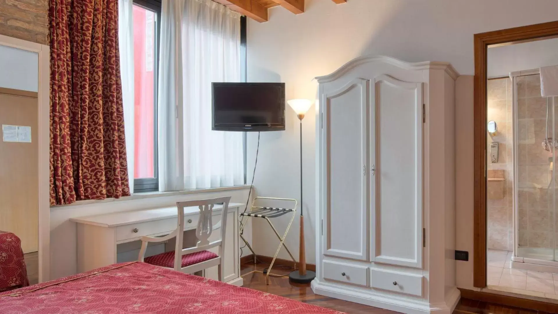 Bedroom, TV/Entertainment Center in Primotel Brescia