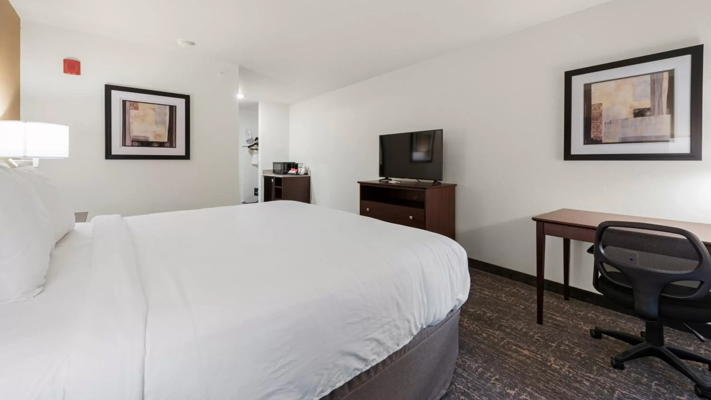 Bed in Cobblestone Hotel & Suites - Two Rivers