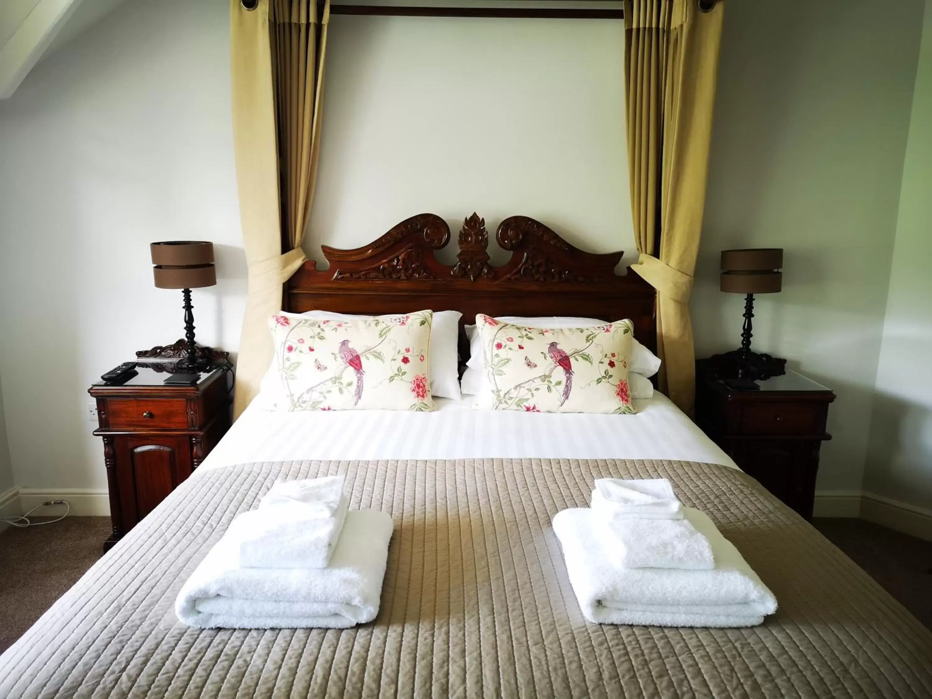 Double Room with Four Poster Bed - Room 6 in Aberconwy House B&B Double Room with Four Poster Bed - Room 6 in Aberconwy House B&B