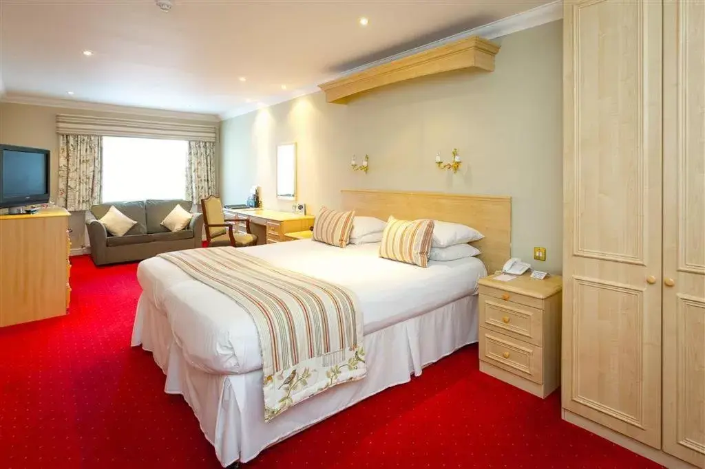 Bedroom, Bed in Consort Hotel