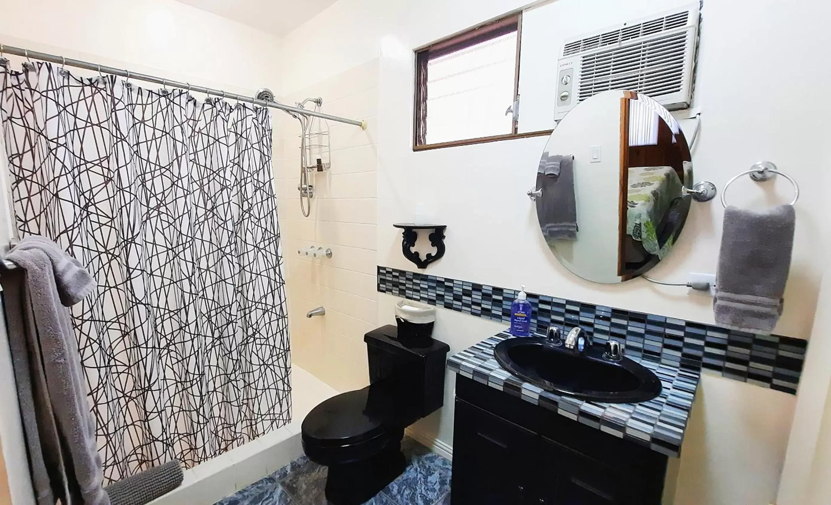 Bathroom, Kitchen/Kitchenette in Vista Canyon Inn