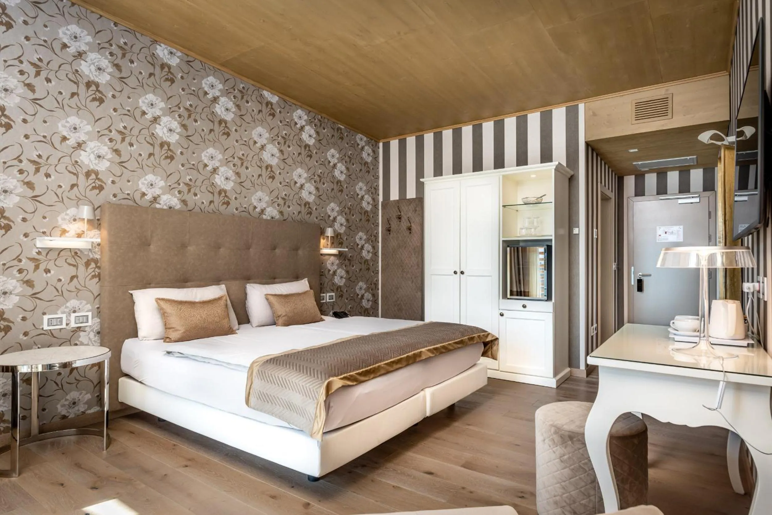 Bedroom, Bed in Hotel Villa Madruzzo