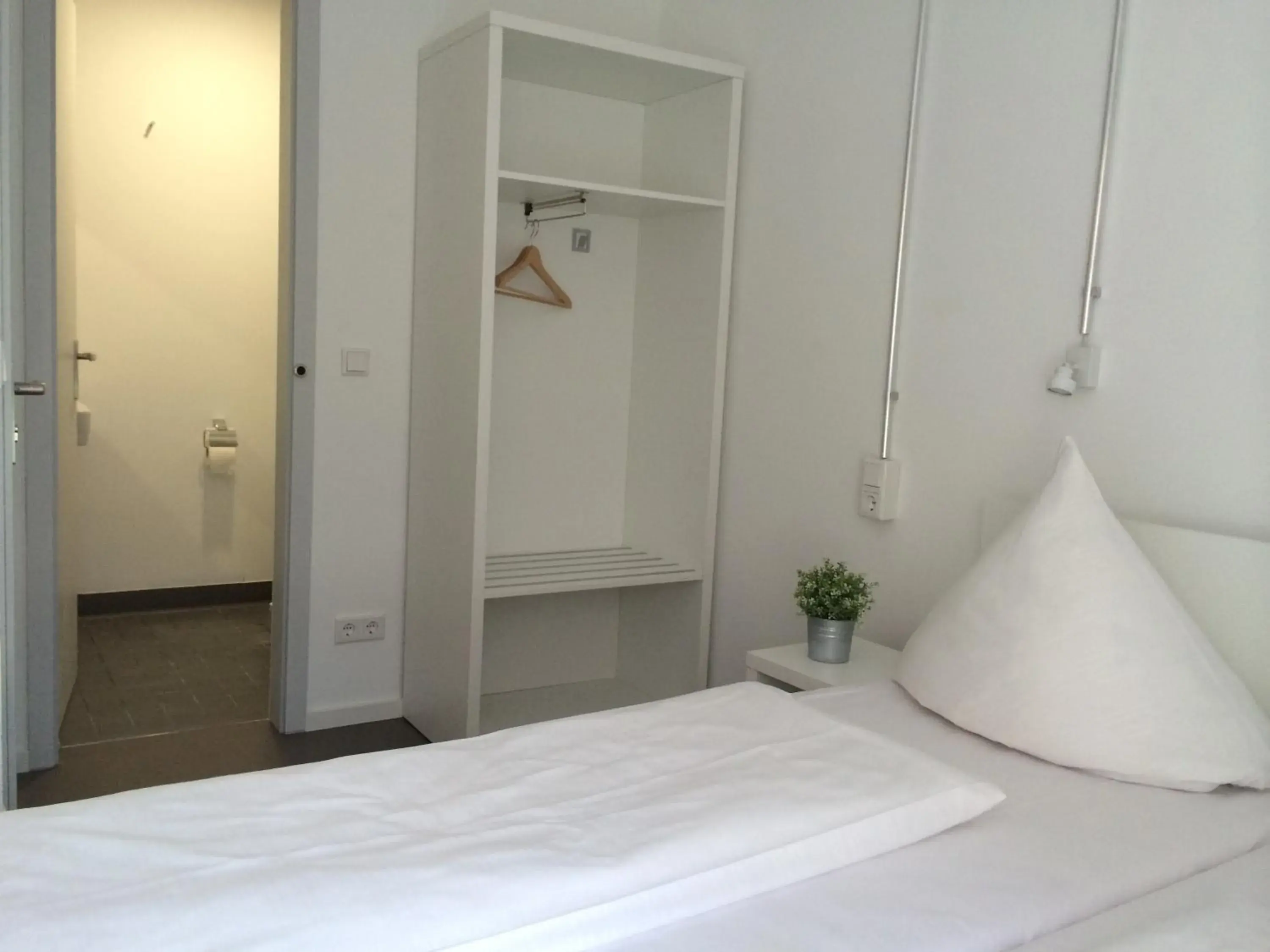 Double or Twin Room with Bathroom in BNB near Brandenburg Gate - Rooms & Apartments