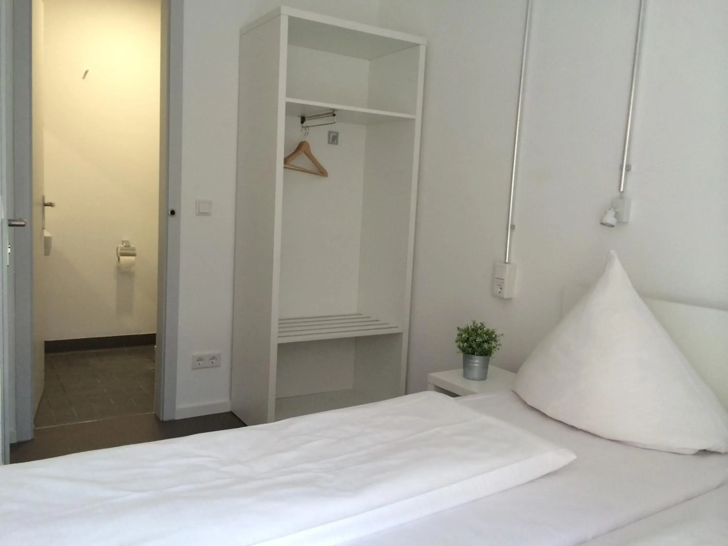 Double or Twin Room with Bathroom in BNB near Brandenburg Gate - Rooms & Apartments Double or Twin Room with Bathroom in BNB near Brandenburg Gate - Rooms & Apartments