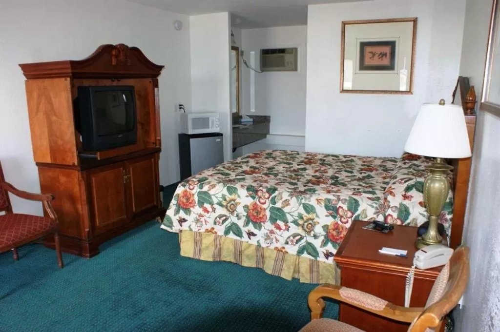 Bed in HWY Express Inn and Suites