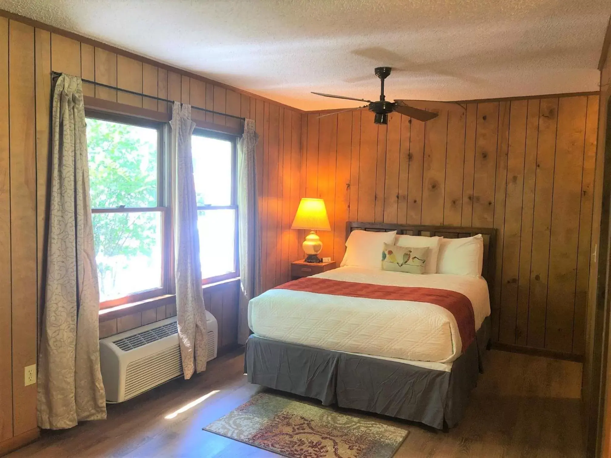 Bed in Meadowlark Motel with Restaurant & Bar