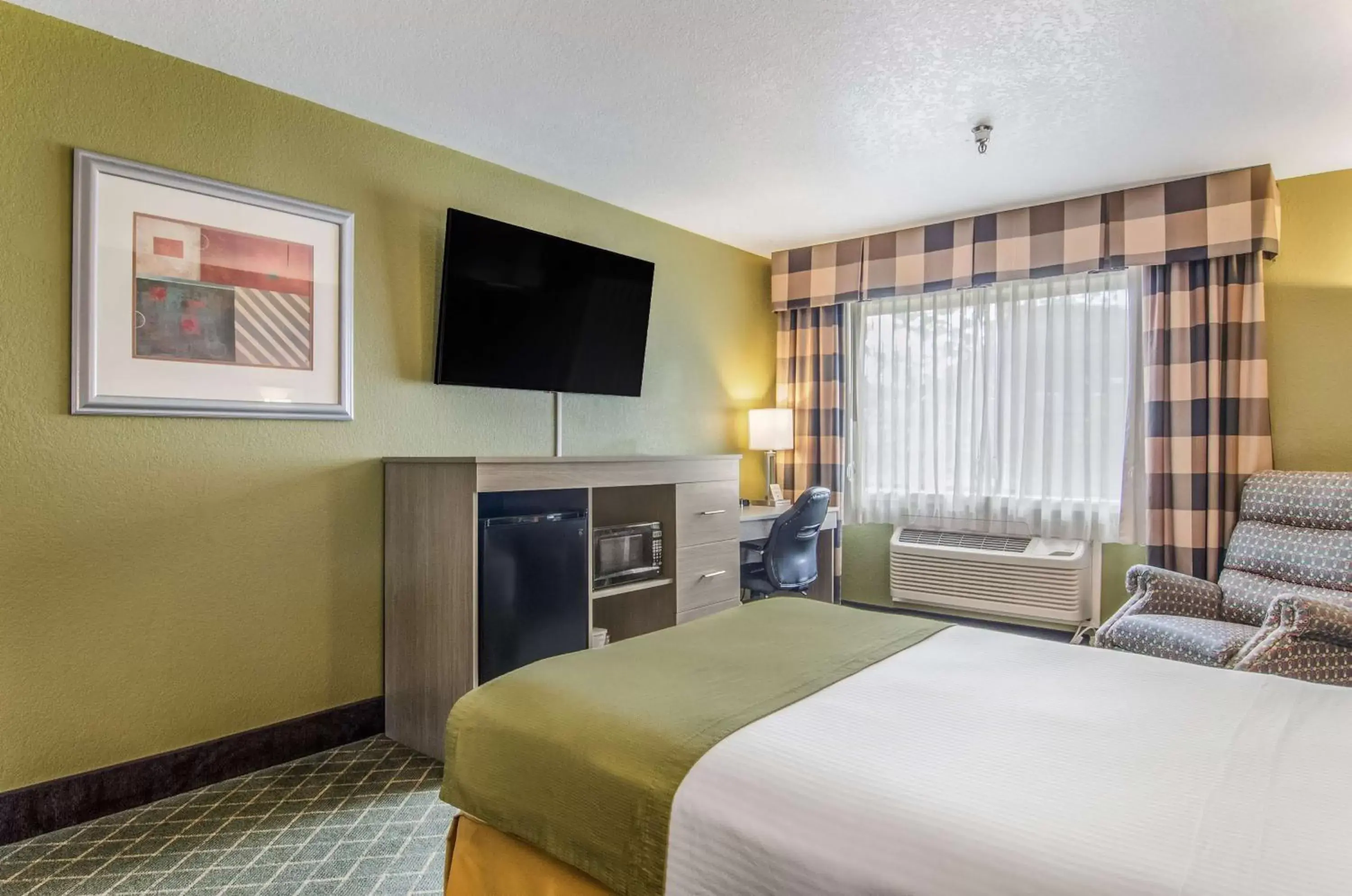 TV and multimedia, Bed in GuestHouse Inn & Suites Poulsbo