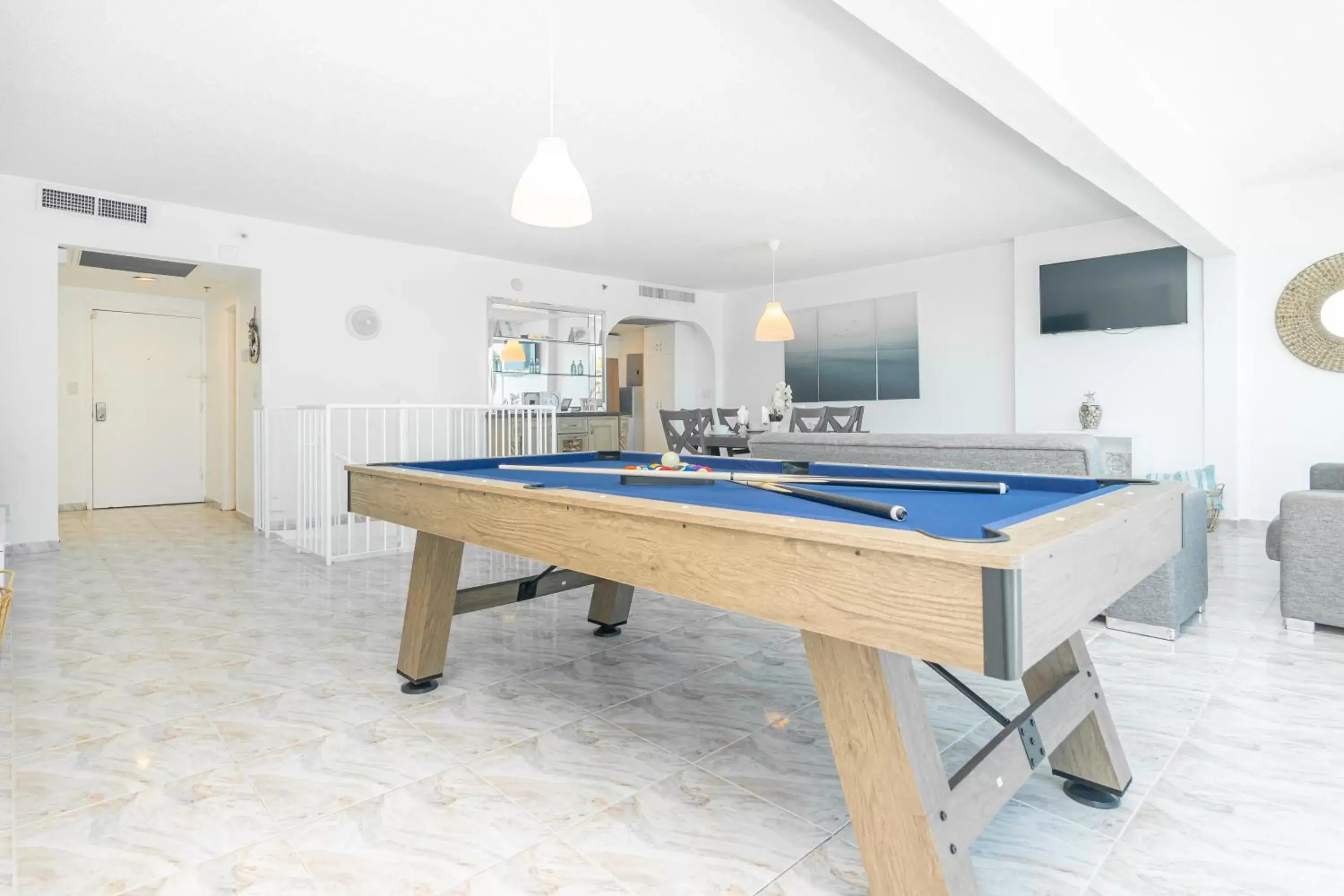 Communal lounge/ TV room, Billiards in Girasole Rentals