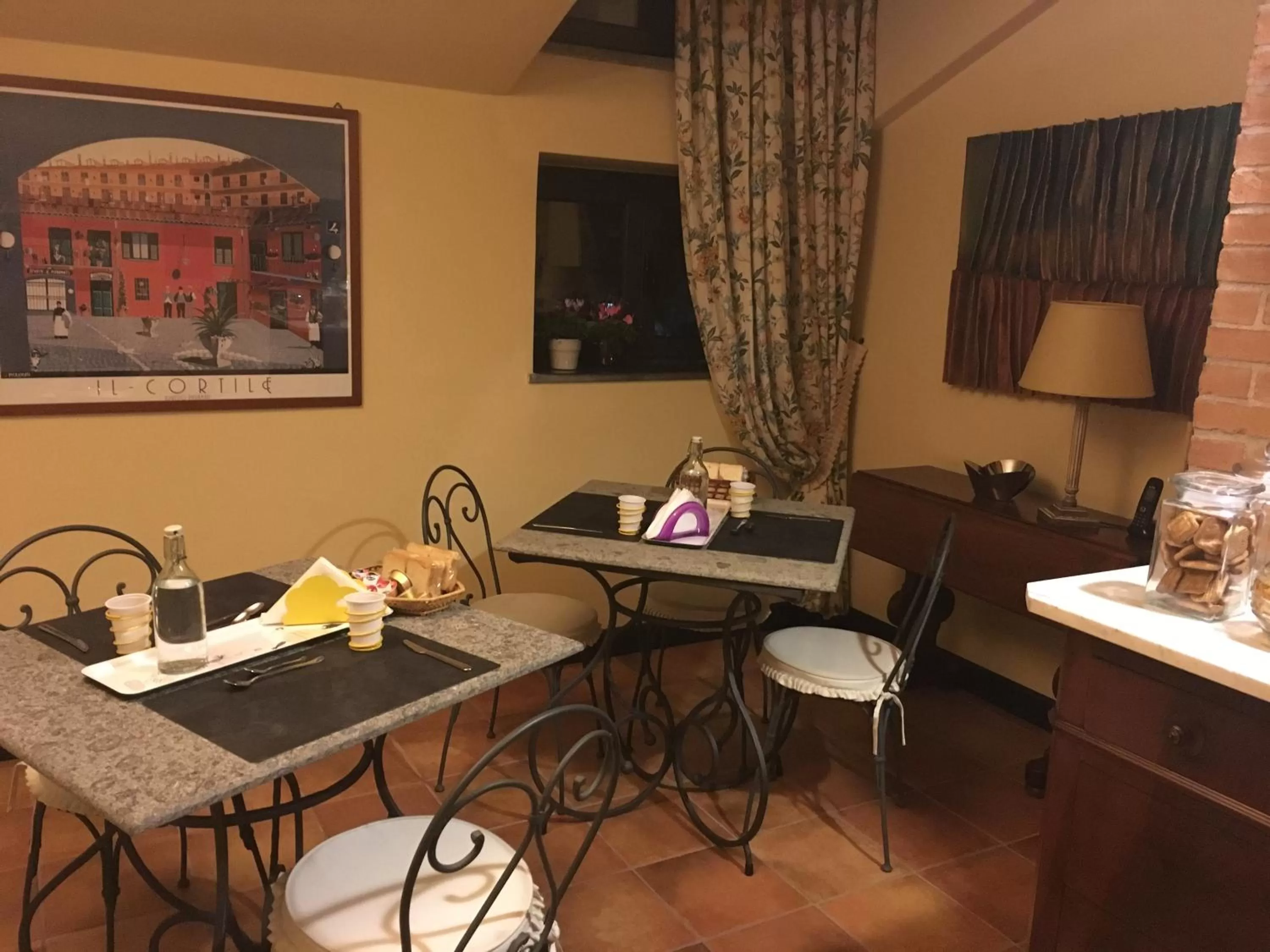 Dining area in B&B MontAlbano