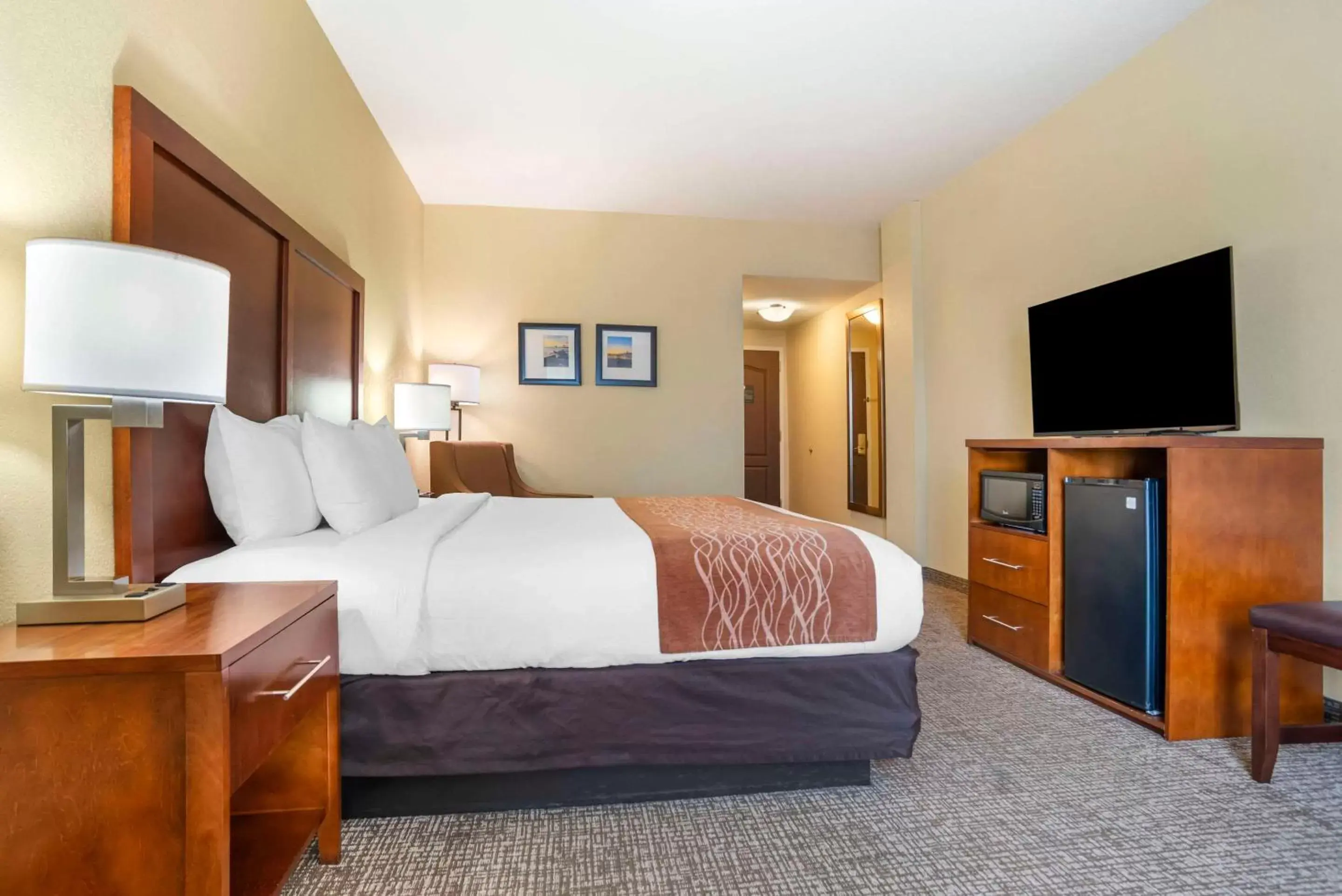 Bedroom, Bed in Comfort Inn & Suites Mobile near Eastern Shore Centre