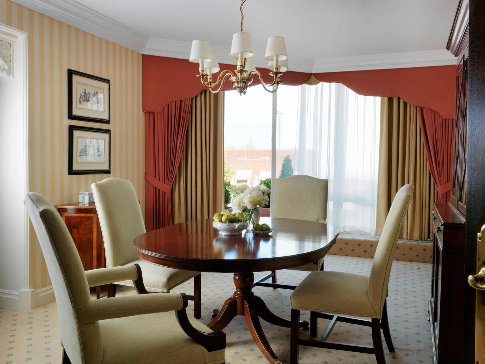 Dining area in Cheval Thorney Court at Hyde Park